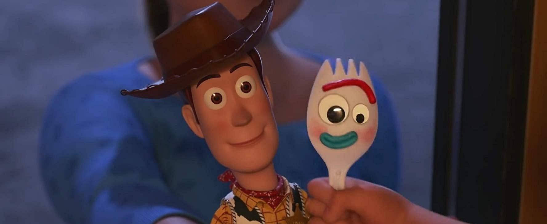 Forky 桌布 壁紙 — 牛仔公仔胡迪溫暖地微笑，同時抱著一個開心的動畫叉子角色。