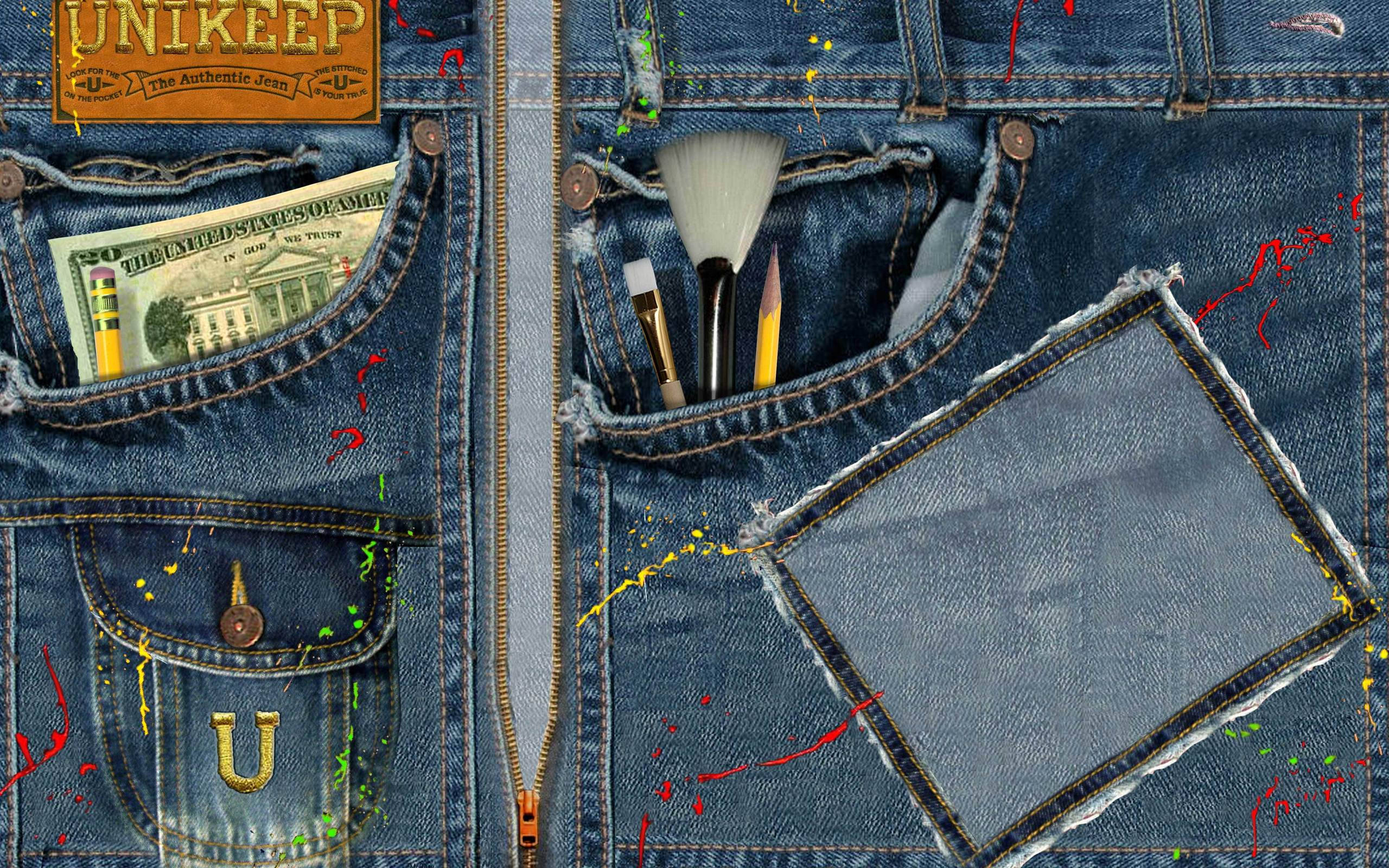 Denim 桌布 壁紙 — 牛仔外套拉鍊打開，露出藍色布料上的口袋，裡面有現金、鉛筆、畫筆和油漆濺點。