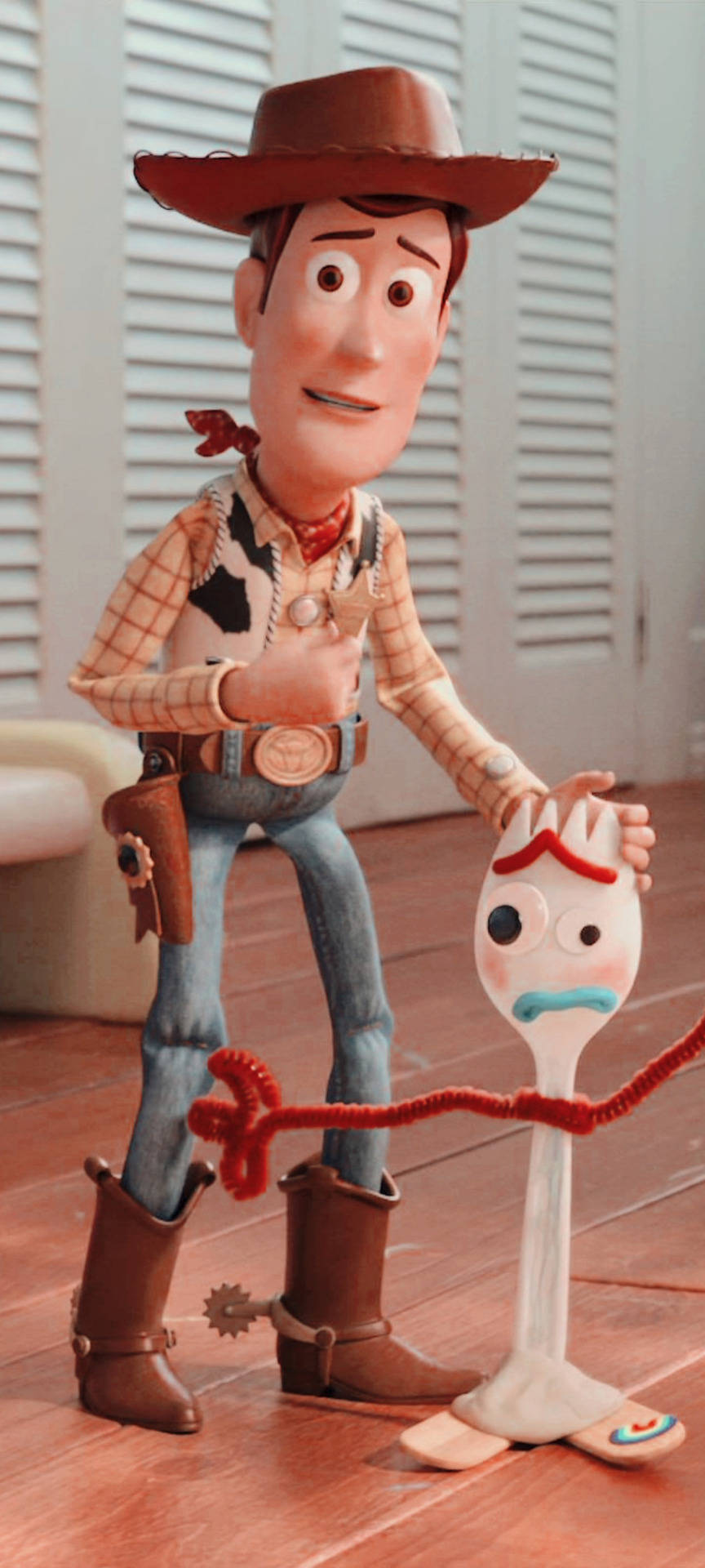 Forky 桌布 壁紙 — 牛仔玩具胡迪保護性地站在木地板上，旁邊是叉子玩具小叉，它有一對凸眼。