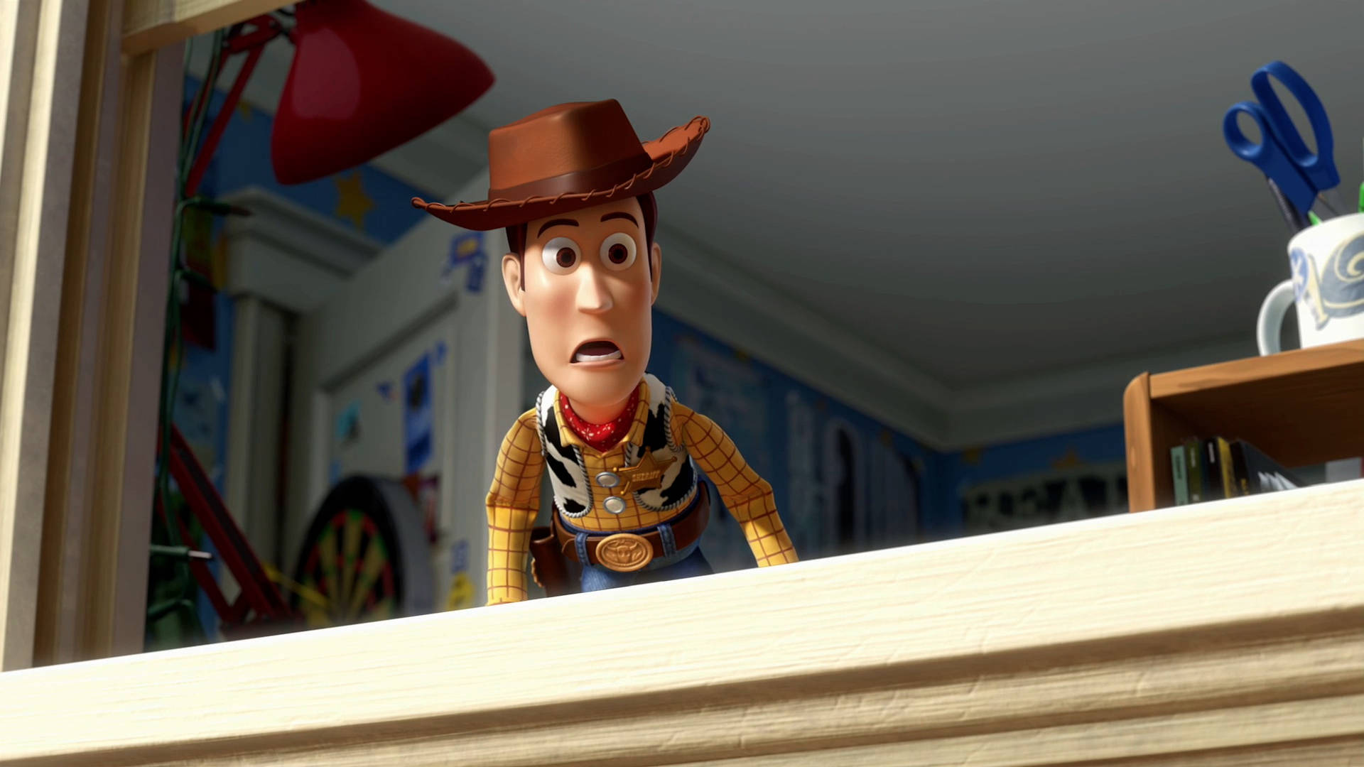 Toy Story 3 桌布 壁紙 — 牛仔玩具胡迪在兒童房的梳妝台上，用驚訝的表情探頭張望。