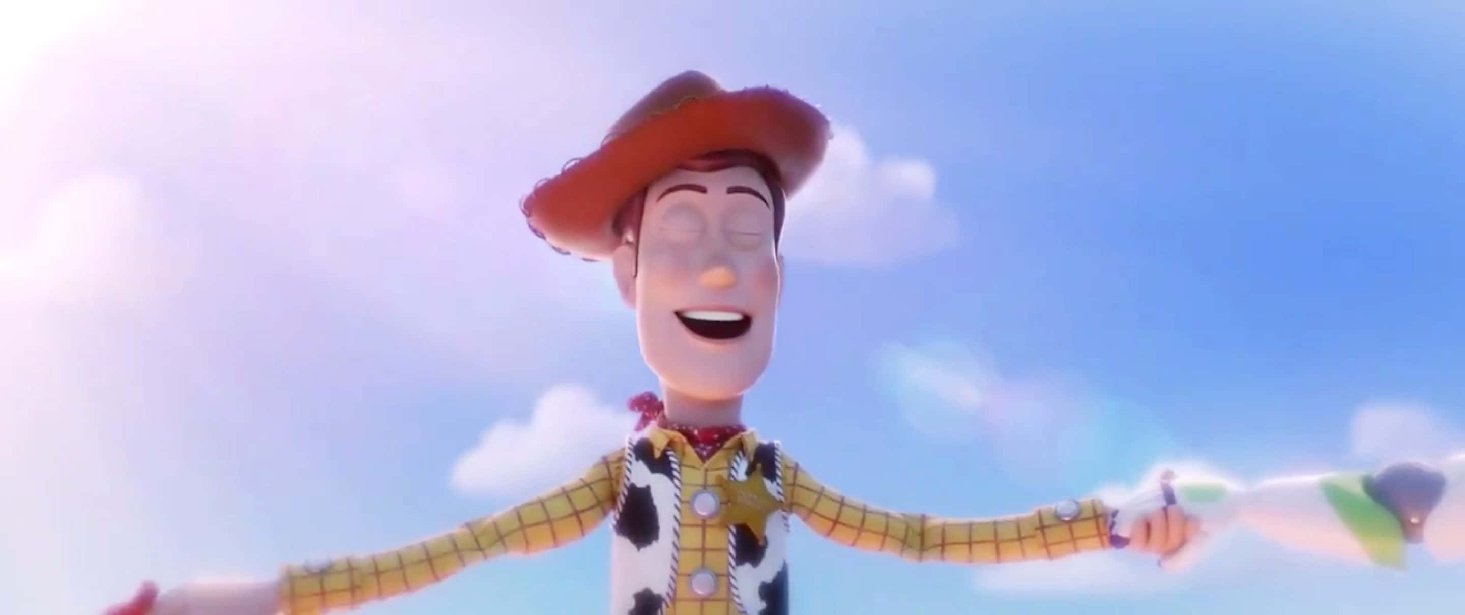Toy Story 4 桌布 壁紙 — 牛仔玩具胡迪在藍天白雲下開心地笑著，雙手伸展。