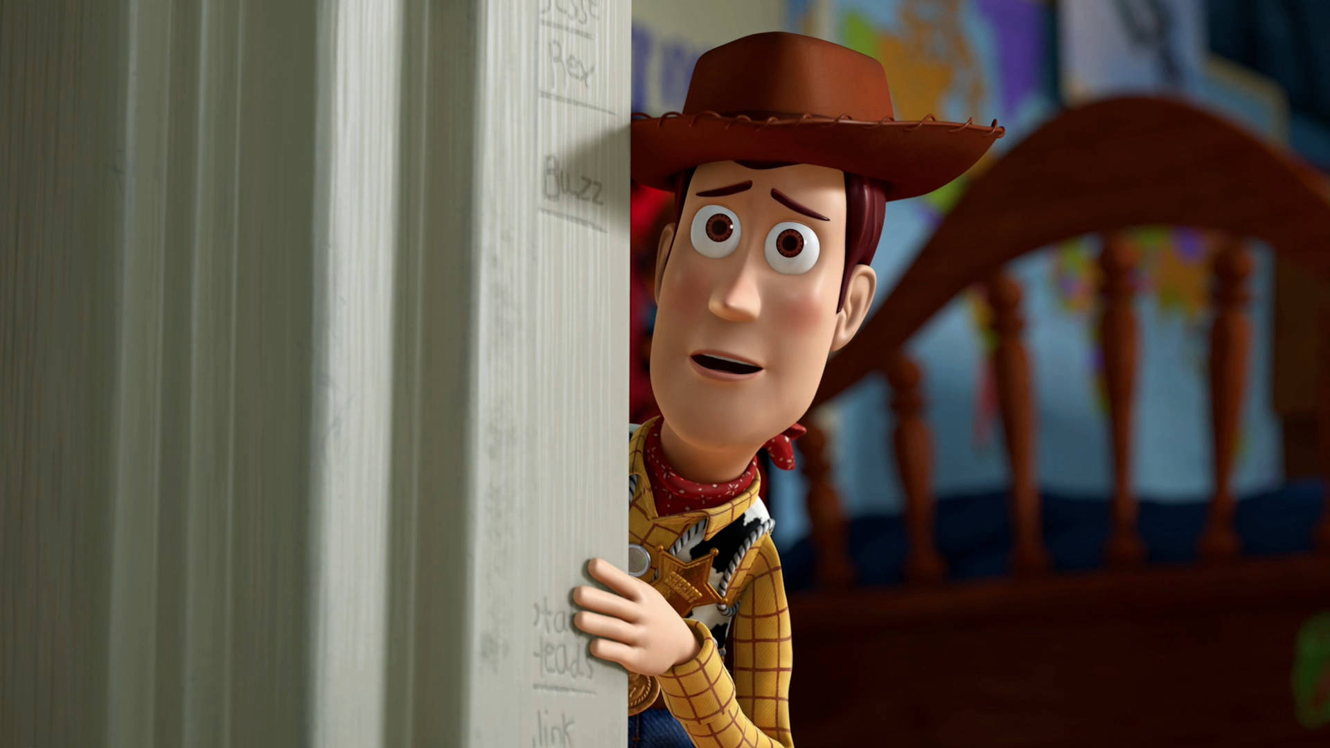 Woody 桌布 壁紙 — 牛仔玩具胡迪從兒童房間的白色門後緊張地窺視。