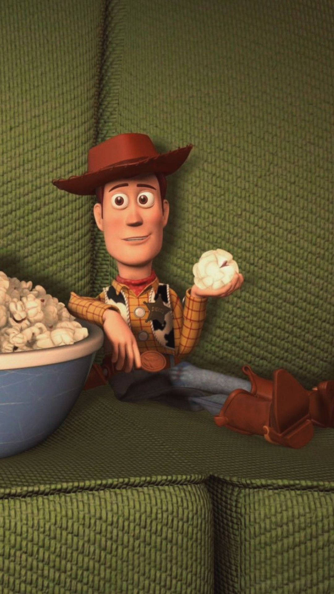 Toy Story 3 桌布 壁紙 — 牛仔玩具胡迪放鬆地坐在綠色沙發上，旁邊有一碗爆米花，手裡拿著爆米花。