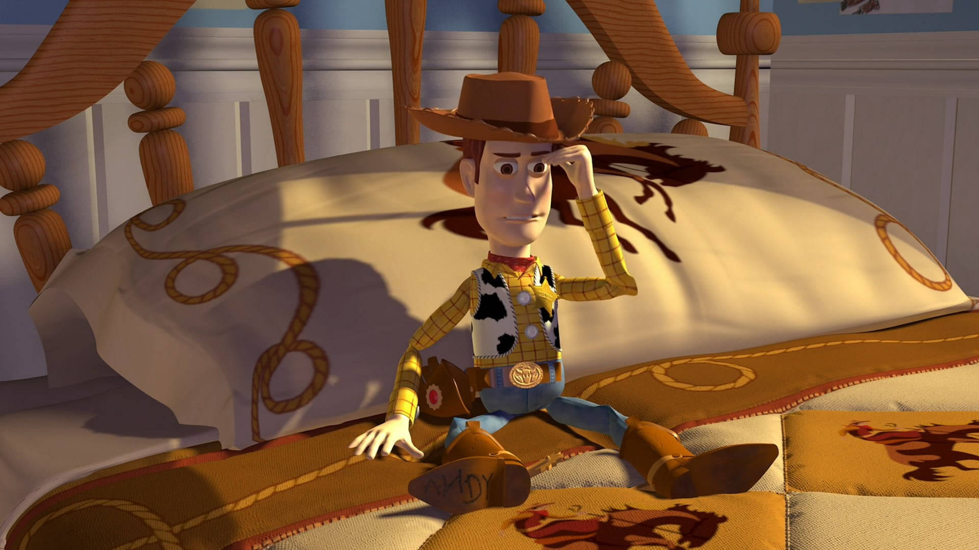 Cowboy 桌布 壁紙 — 牛仔玩具胡迪沉思地坐在兒童房內一張鋪有西部主題床單的床上。