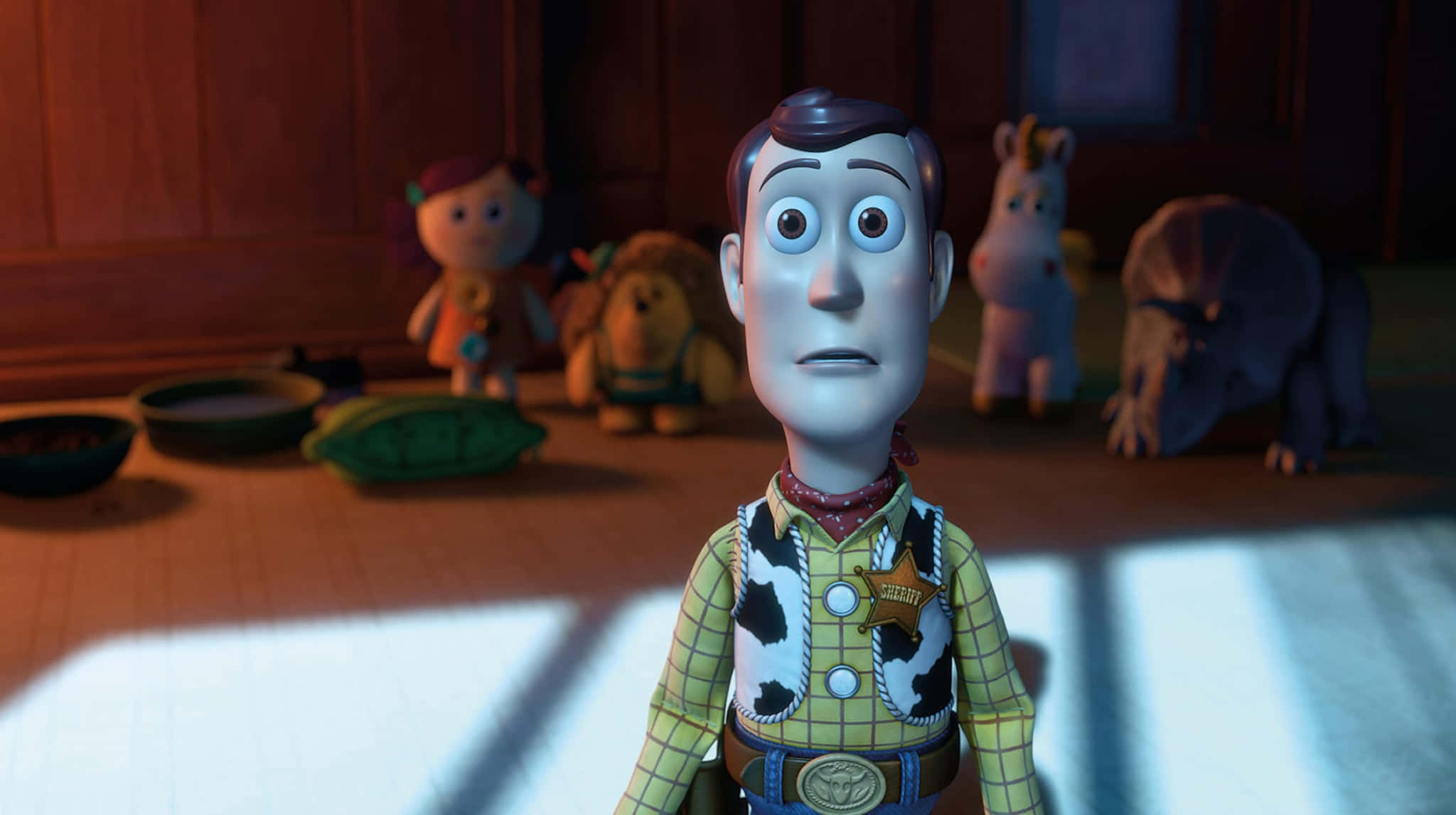 Toy Story 4 桌布 壁紙 — 牛仔玩具胡迪站在陽光明媚的房間裡，背景有其他玩具。