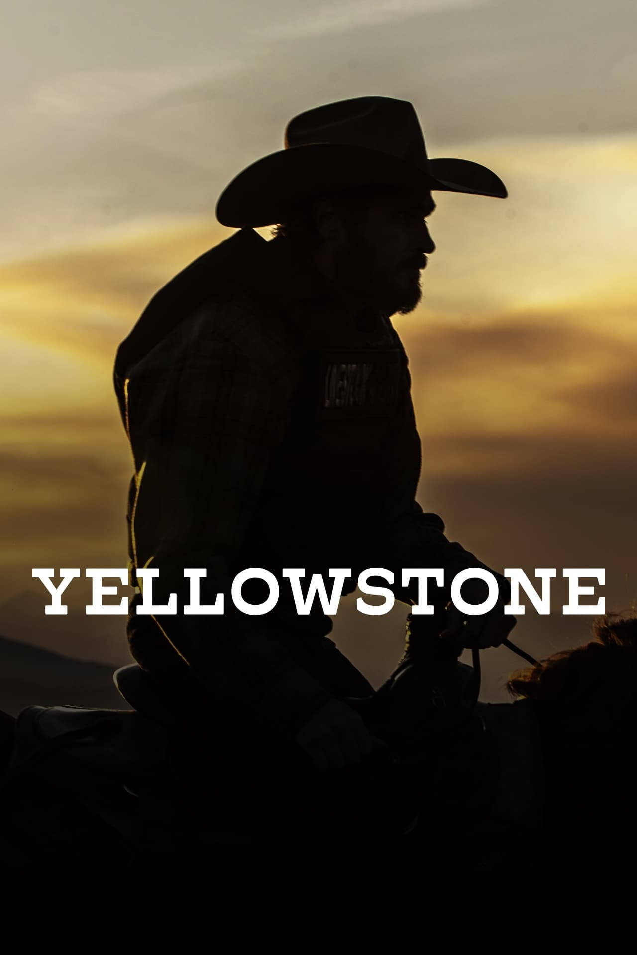 日落時分牛仔騎馬剪影，附有 'YELLOWSTONE' 文字。 — 黄石电视剧 壁紙