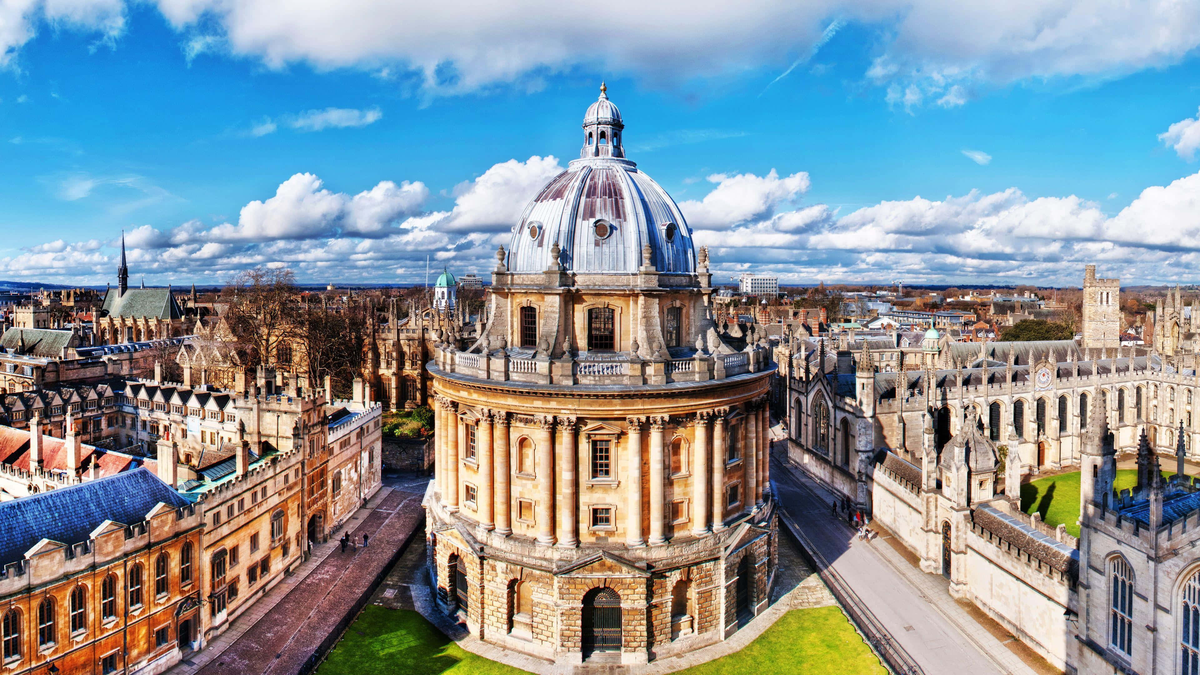 England 桌布 壁紙 — 牛津拉德克利夫相機室在明亮藍天和蓬鬆白雲下的鳥瞰圖。