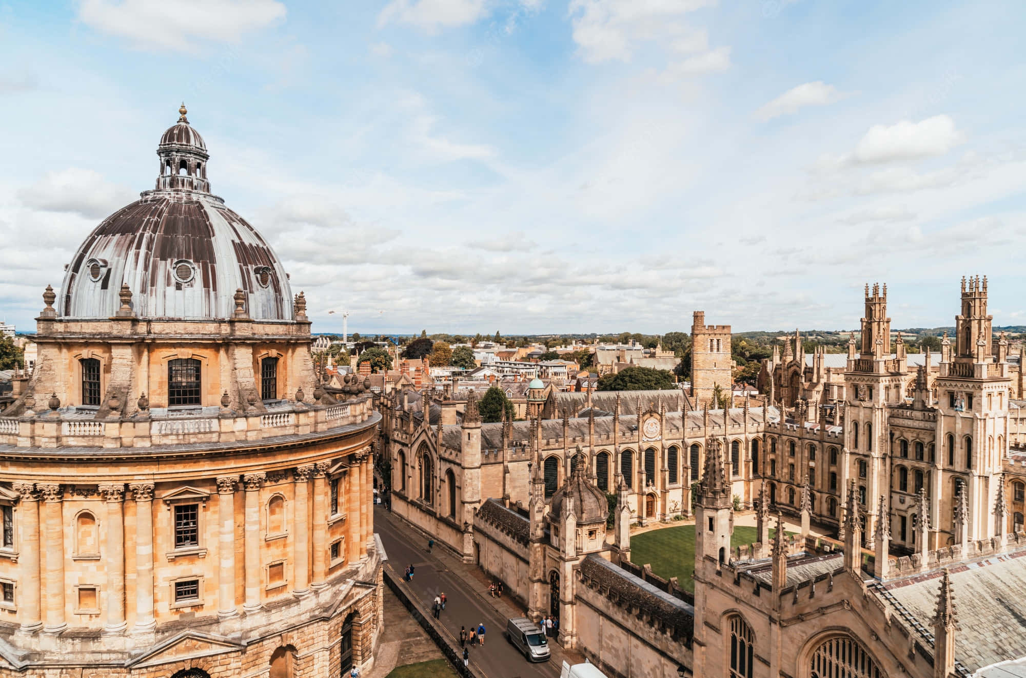 England 桌布 壁紙 — 牛津歷史石建築的鳥瞰圖，在部分多雲的天空下有一座突出的圓頂圖書館。