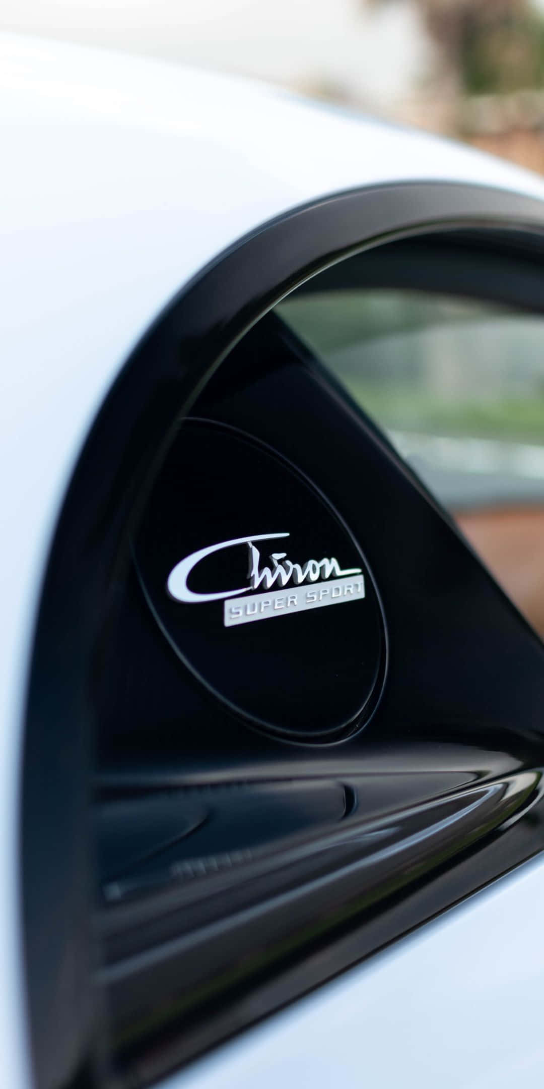 豪華車 桌布 壁紙 — 特寫：光滑白色Chiron Super Sport徽章，位於亮黑色車窗飾條上。