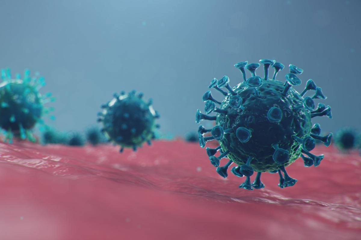 Coronavirus 桌布 壁紙 — 特寫：帶有刺突蛋白的藍綠色病毒顆粒漂浮在紋理紅色表面上。