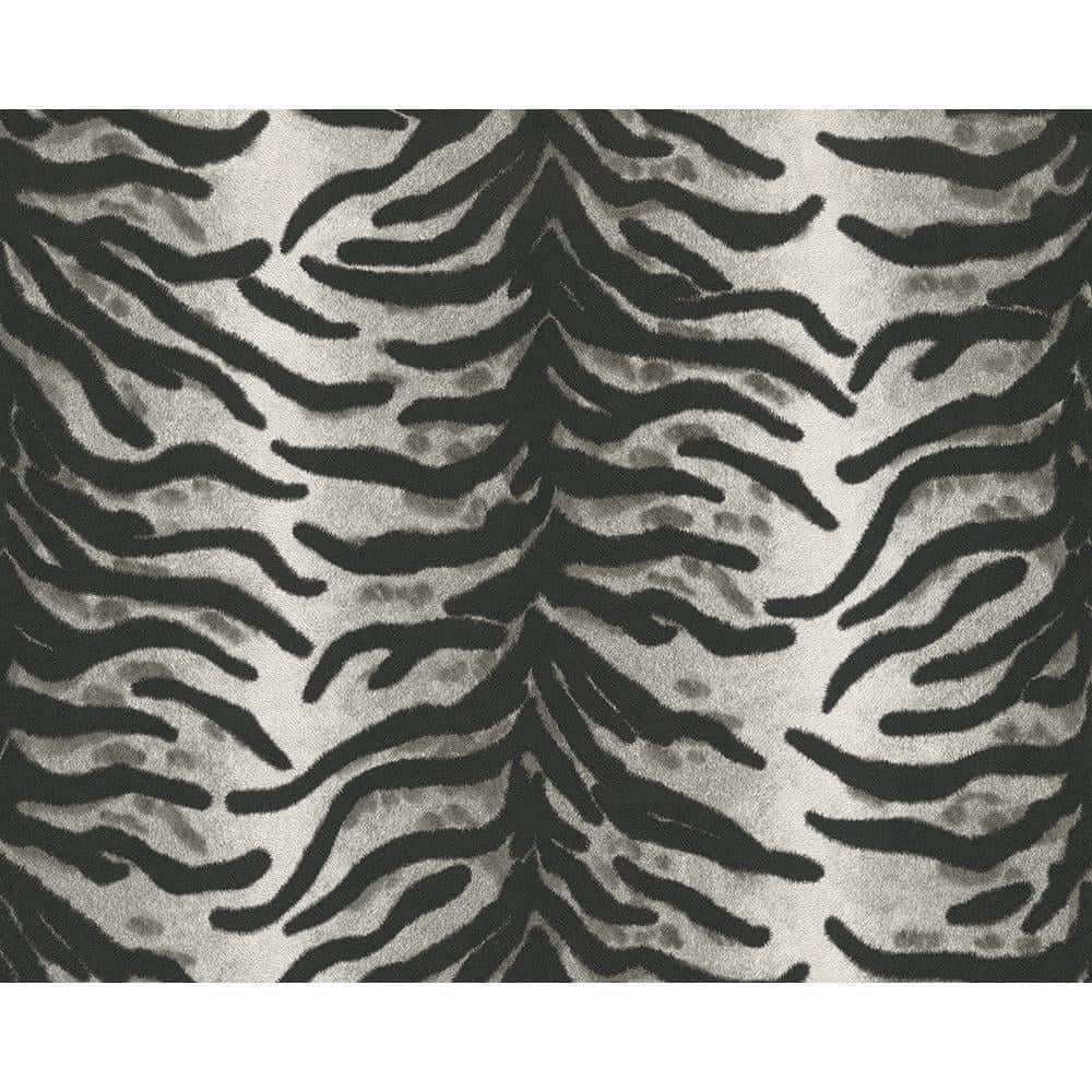 Black And White Animal Print 桌布 壁紙 — 特寫：帶有細微斑點的紋理灰色布料上大膽的黑色老虎條紋圖案。
