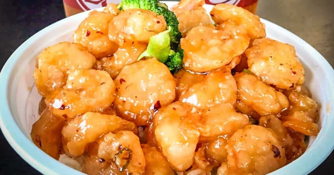Chinese Food 桌布 壁紙 — 特寫：白色碗中帶有紅色辣椒片和綠色西蘭花小花的亮橙色釉面蝦。