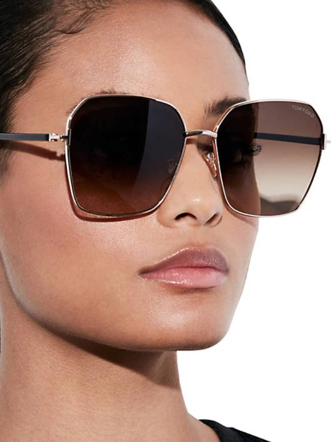 Sunglasses 桌布 壁紙 — 特寫一位女士戴著大型時尚太陽眼鏡，金色鏡框和漸變鏡片，背景為白色。