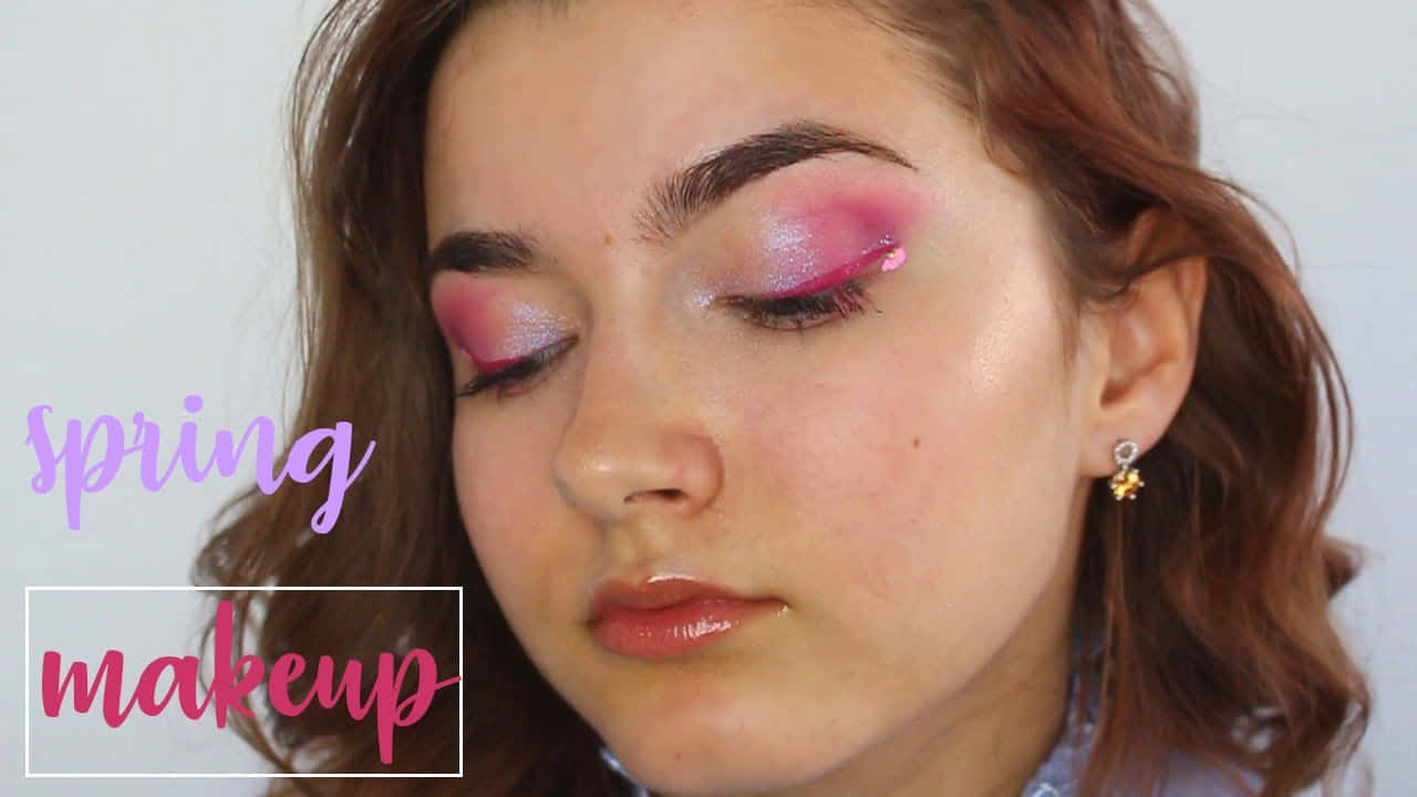 Spring Makeup 桌布 壁紙 — 特寫一位女性，塗上充滿活力的粉紅和紫色閃粉眼影，閉上眼睛，背景簡潔。