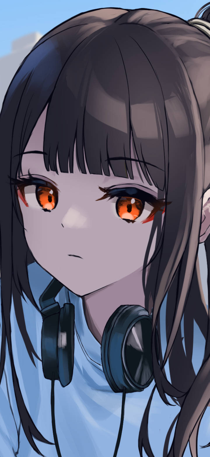 Anime Girl Phone 桌布 壁紙 — 特寫一位黑髮橙眼、戴著耳機的動漫女孩，背景是柔和藍天。