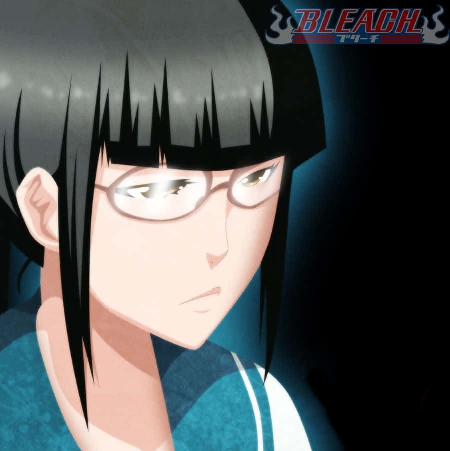 Lisa Yadomaru 桌布 壁紙 — 特寫一個嚴肅的動漫女孩，黑髮戴眼鏡，深藍色背景上有Bleach標誌。