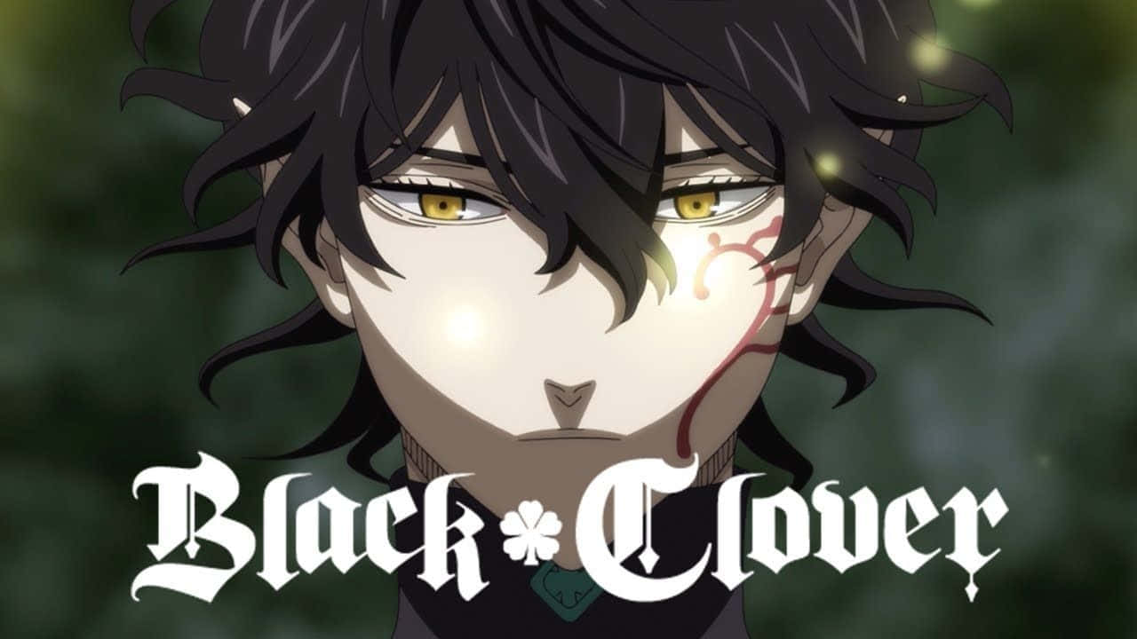 動漫男孩 桌布 壁紙 — 特寫一個堅定的動漫角色，黑髮和發光的黃色眼睛，背景是模糊的綠色。
