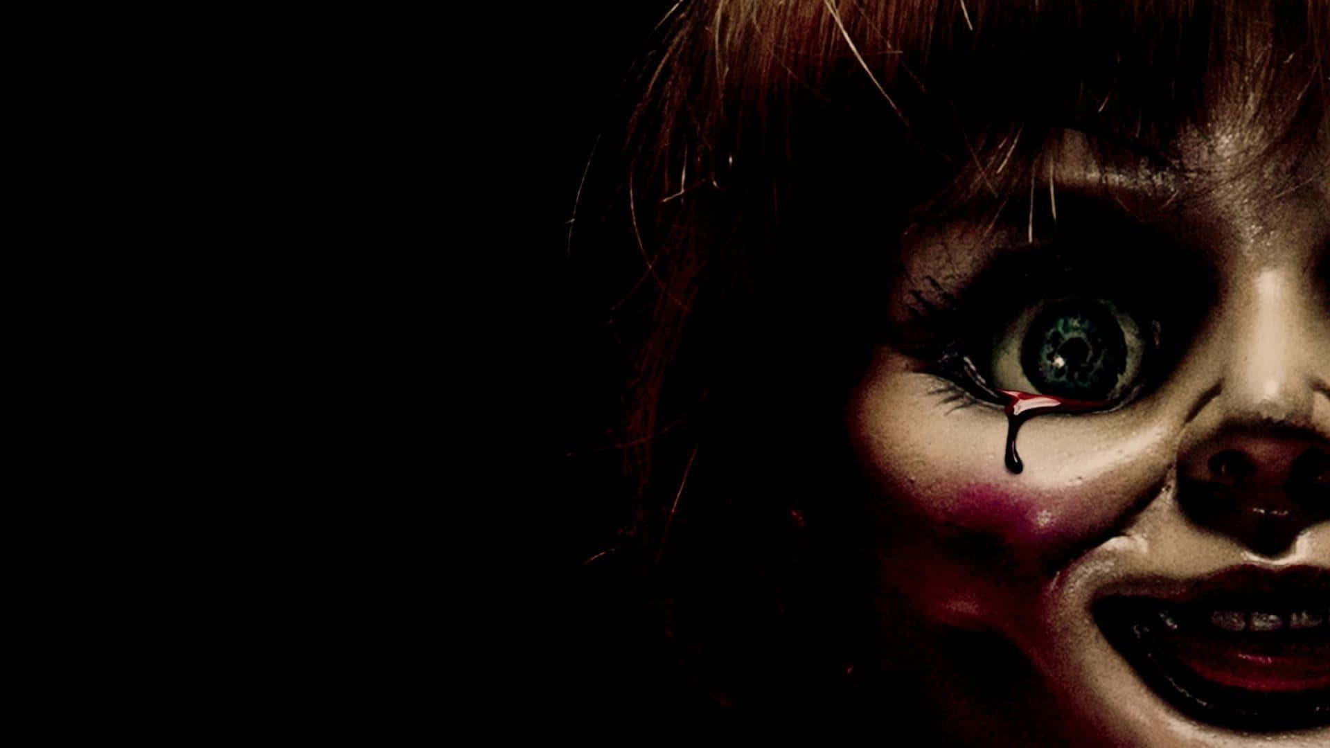 Annabelle 桌布 壁紙 — 特寫一個娃娃的臉，有大眼睛，臉頰上滴下一滴血，背景為黑色。