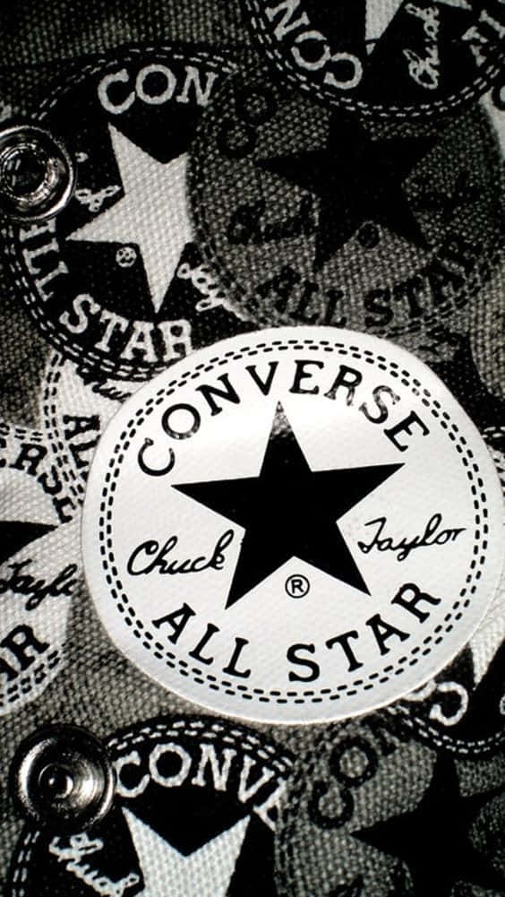 Converse 桌布 壁紙 — 特寫一個帶有重複Converse All Star標誌和金屬孔眼的紋理布料。