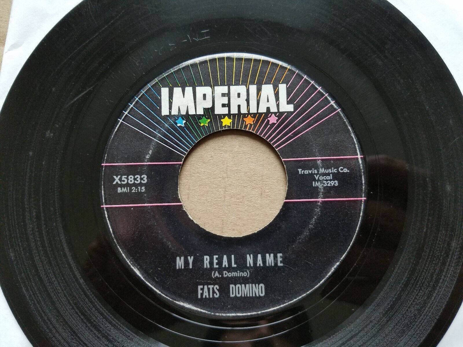 vinyl 桌布 壁紙 — 特寫一個復古Imperial Records 45轉黑膠唱片標籤，上面有Fats Domino的歌曲My Real Name，並帶有彩色星爆設計。