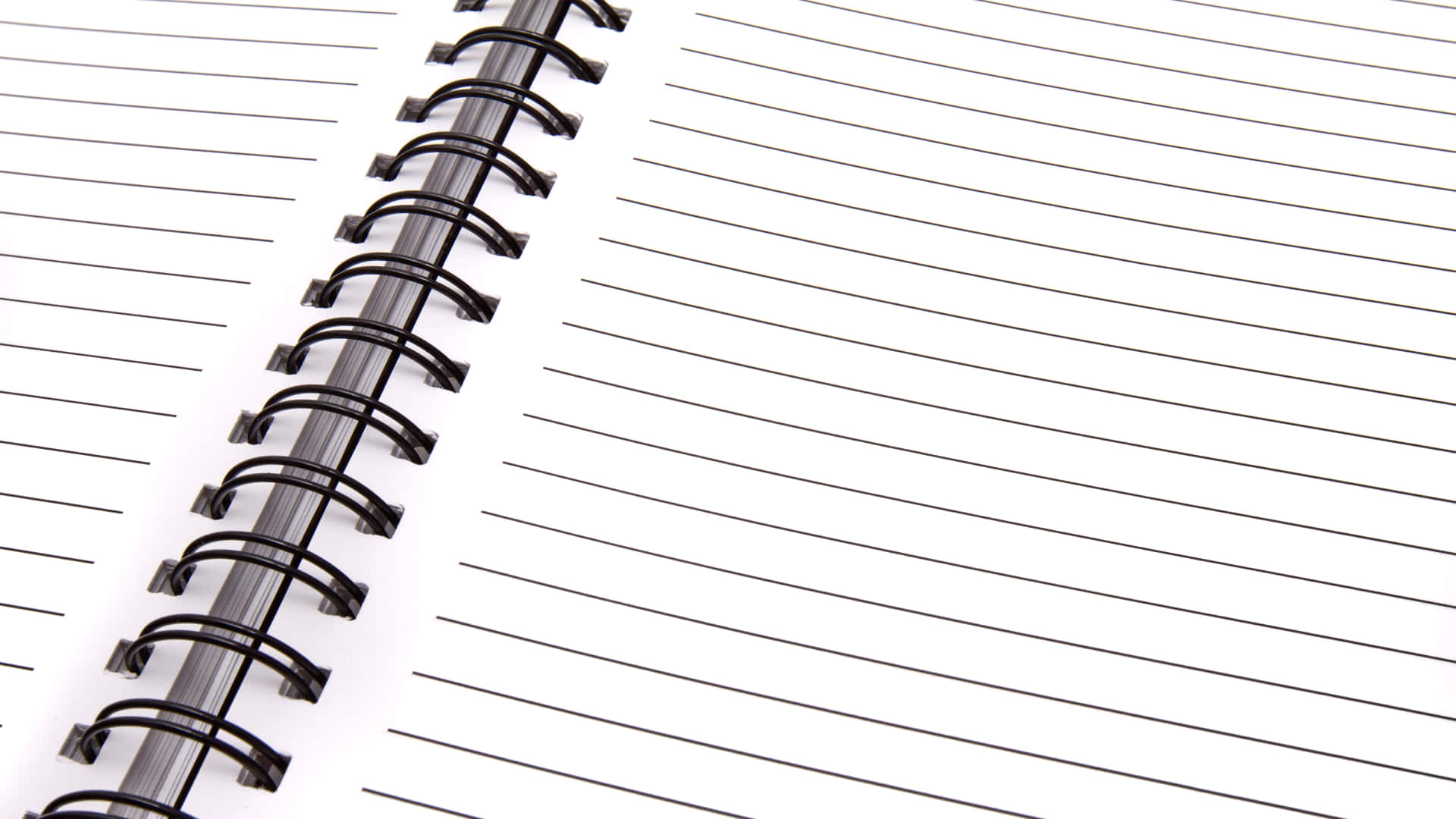 notes 桌布 壁紙 — 特寫一個打開的螺旋筆記本，帶有整潔的橫線頁面和黑色裝訂，背景為亮白色。