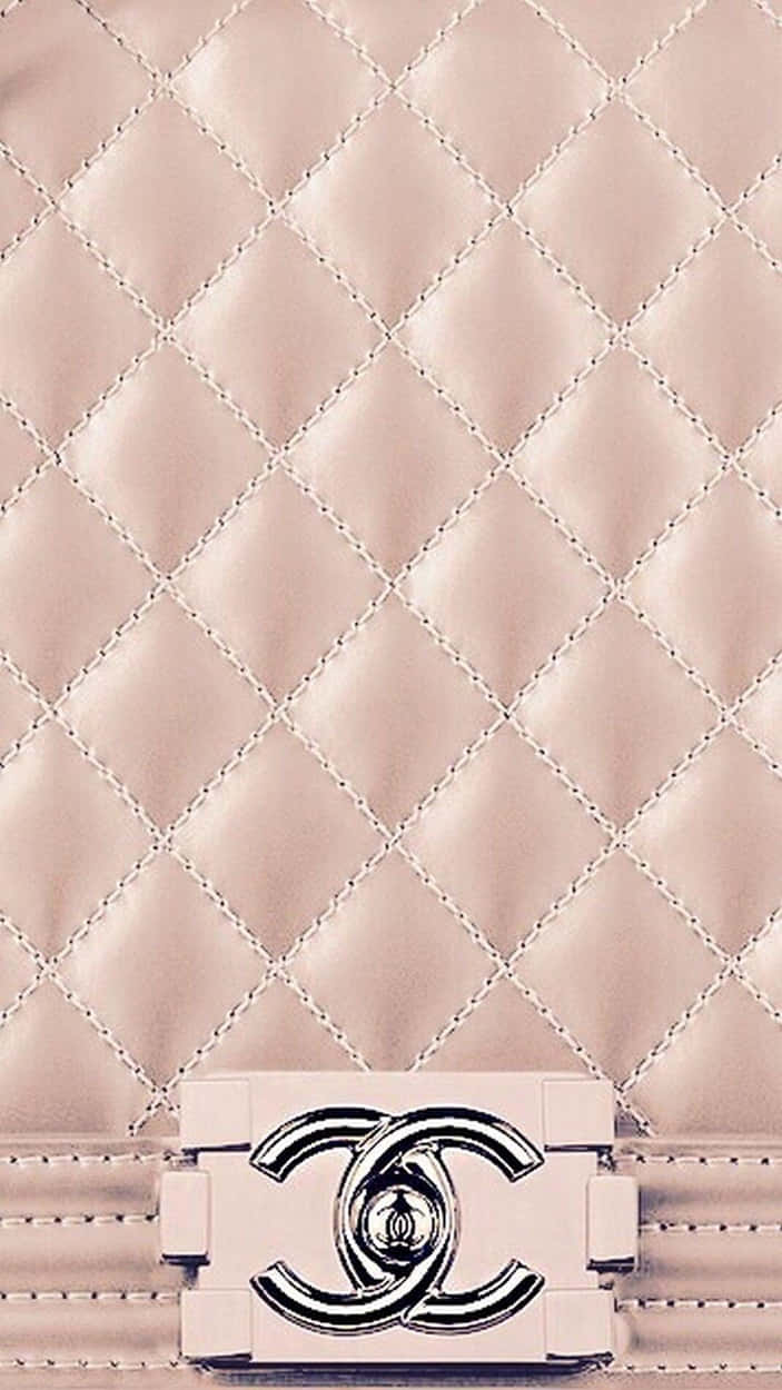 Chanel Aesthetic 桌布 壁紙 — 特寫一個淡粉紅色絎縫皮革 Chanel 手袋，配銀色金屬配件和精確縫線。