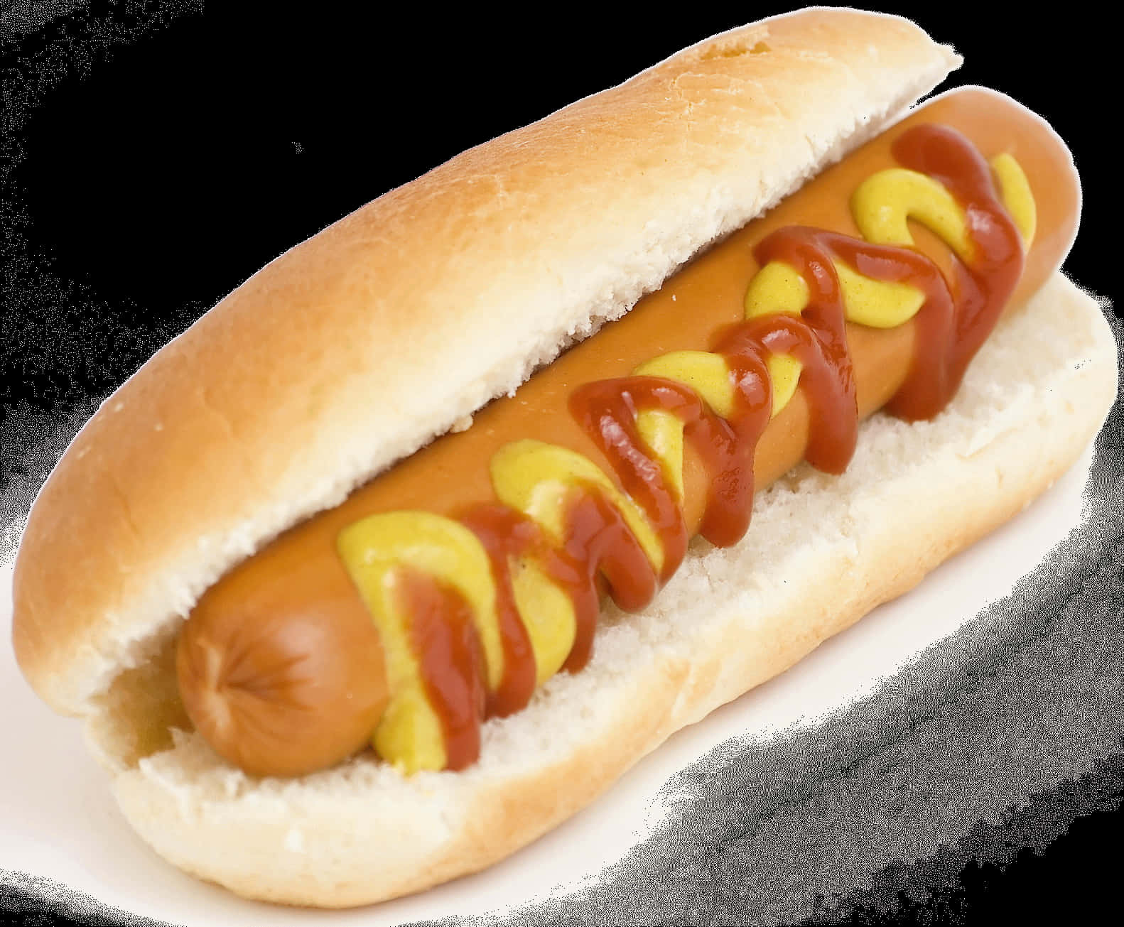 Hot Dog 桌布 壁紙 — 特寫一個熱狗放在軟麵包上，上面有鋸齒狀的番茄醬和芥末，背景為深色。