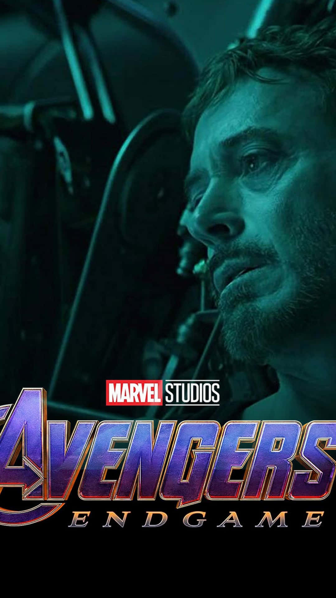 Avengers Endgame iPhone 桌布 壁紙 — 特寫一個留鬍鬚的男人在昏暗青綠色照明的駕駛艙內，下方有「復仇者聯盟：終局之戰」標誌。