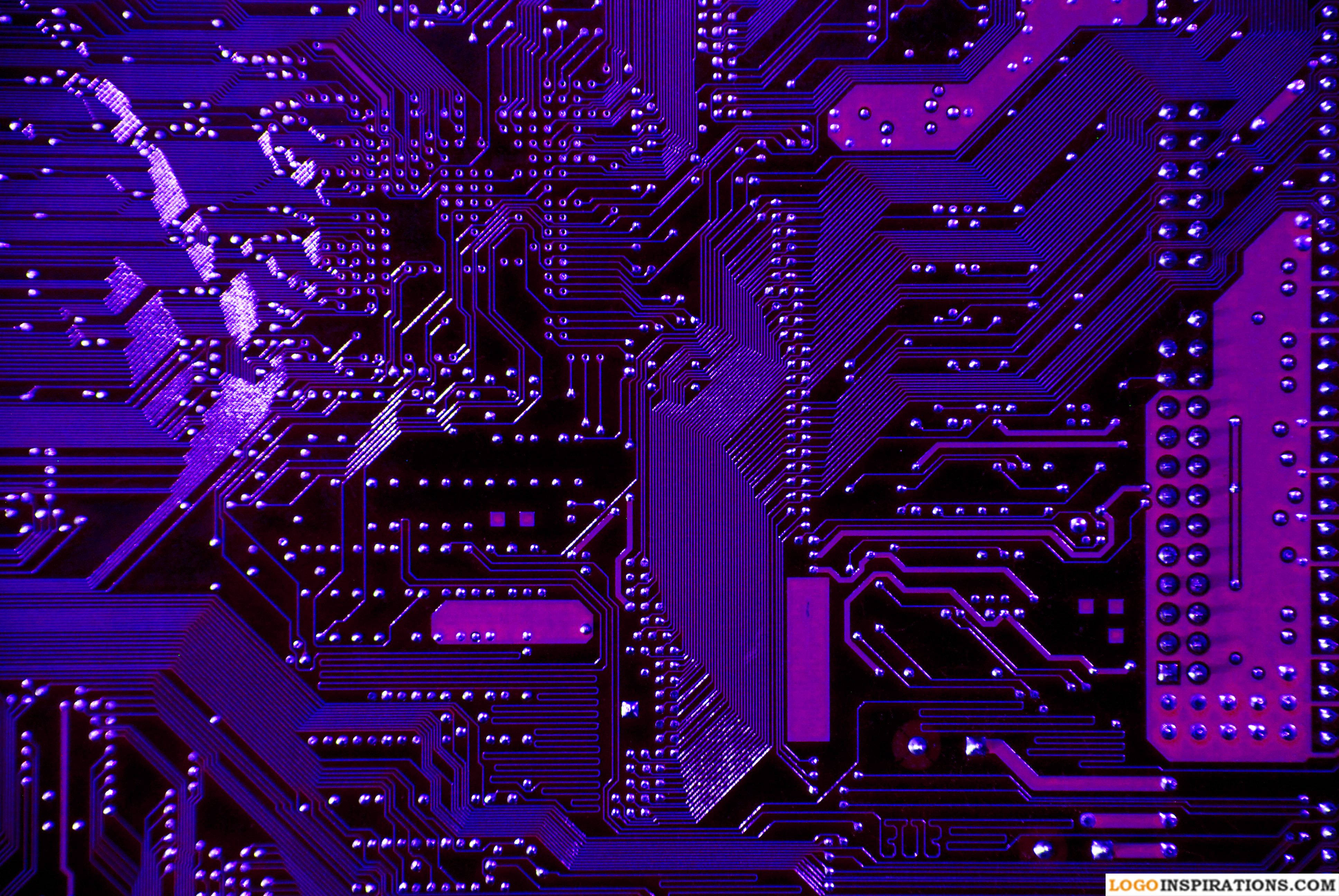 Circuit 桌布 壁紙 — 特寫一個發光的紫色電路板，帶有複雜的路徑和焊點，背景為深色。