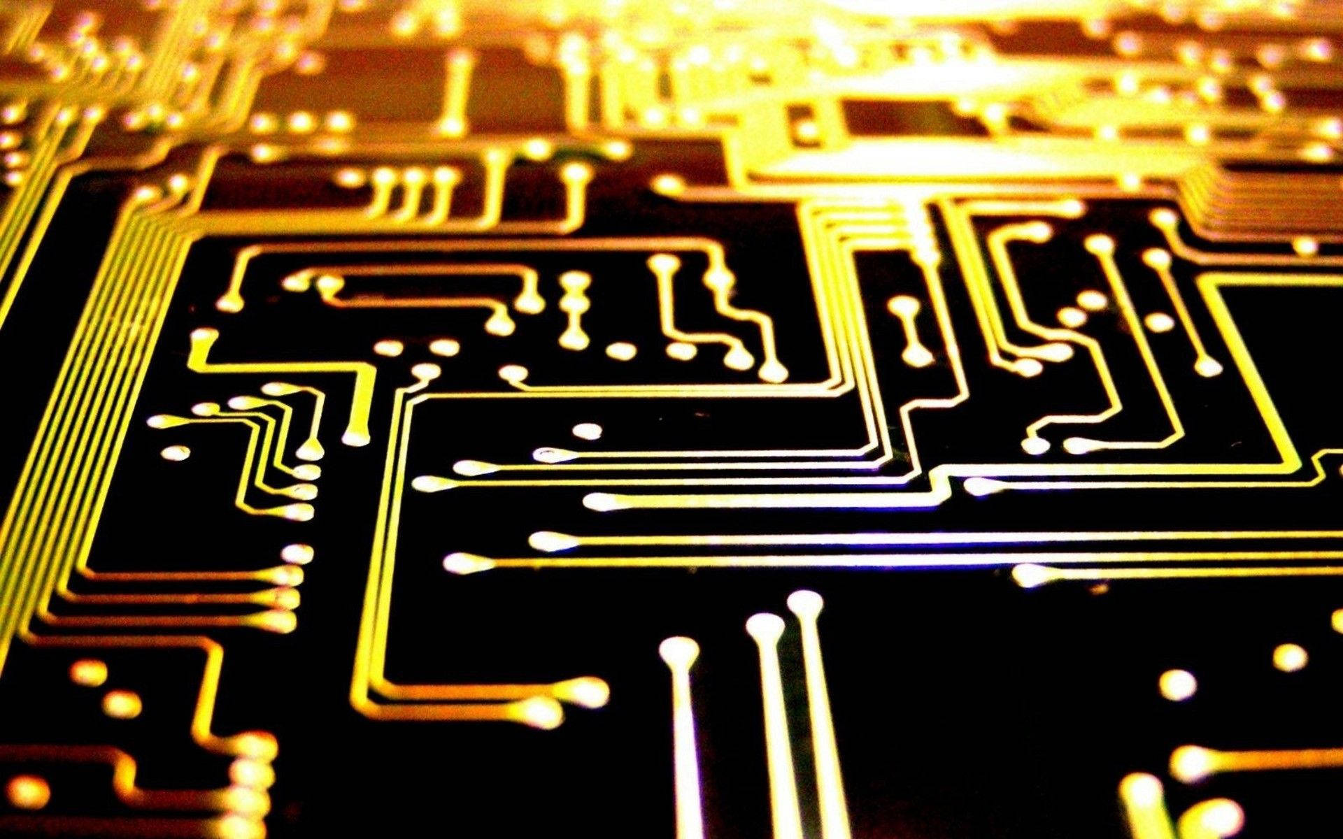 Circuit 桌布 壁紙 — 特寫一個發光的金色電路板，帶有複雜的路徑，背景為深色。