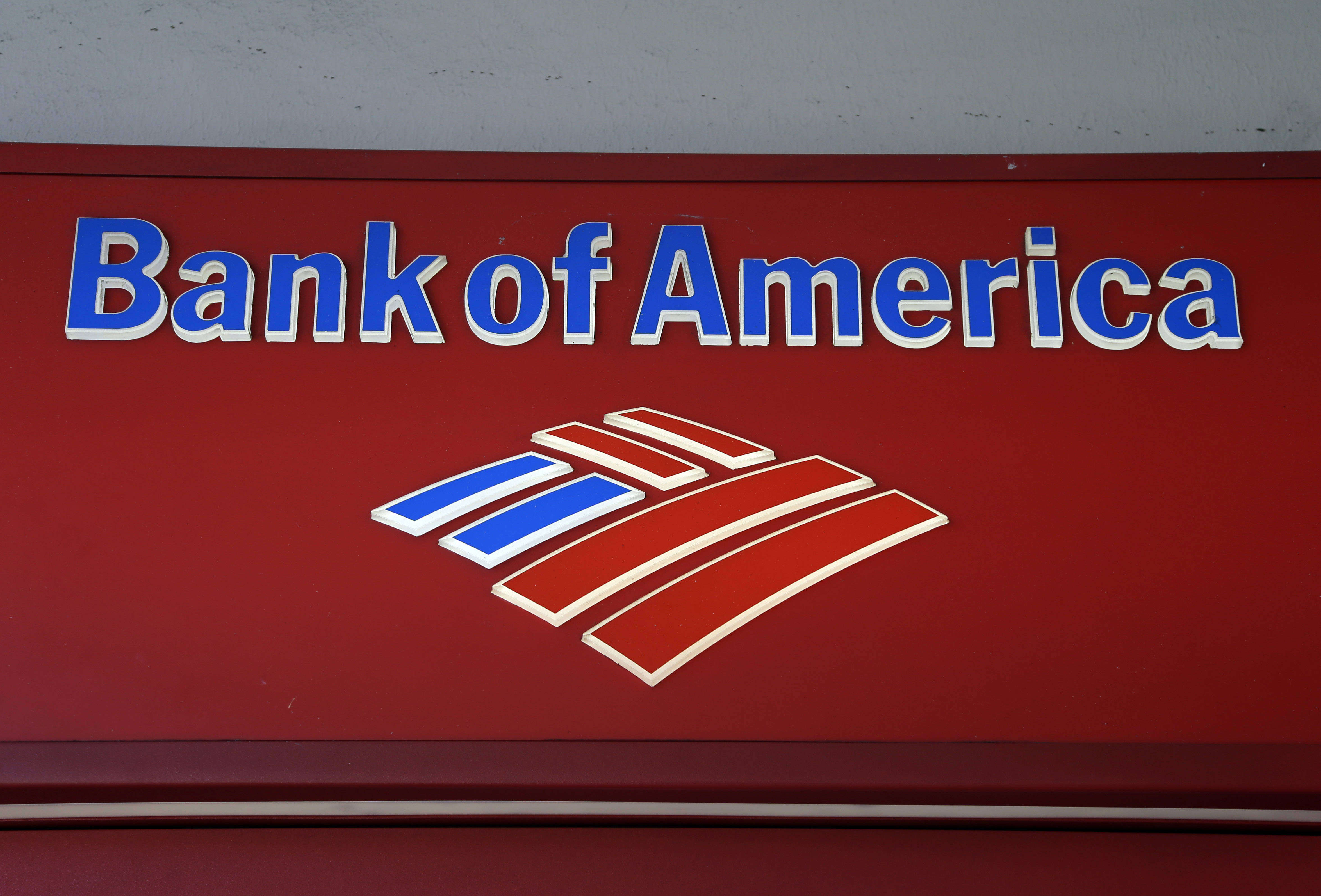Bank 桌布 壁紙 — 特寫一個紅色的Bank of America標誌，上面有藍色和白色的字體和標誌，背景是普通牆壁。