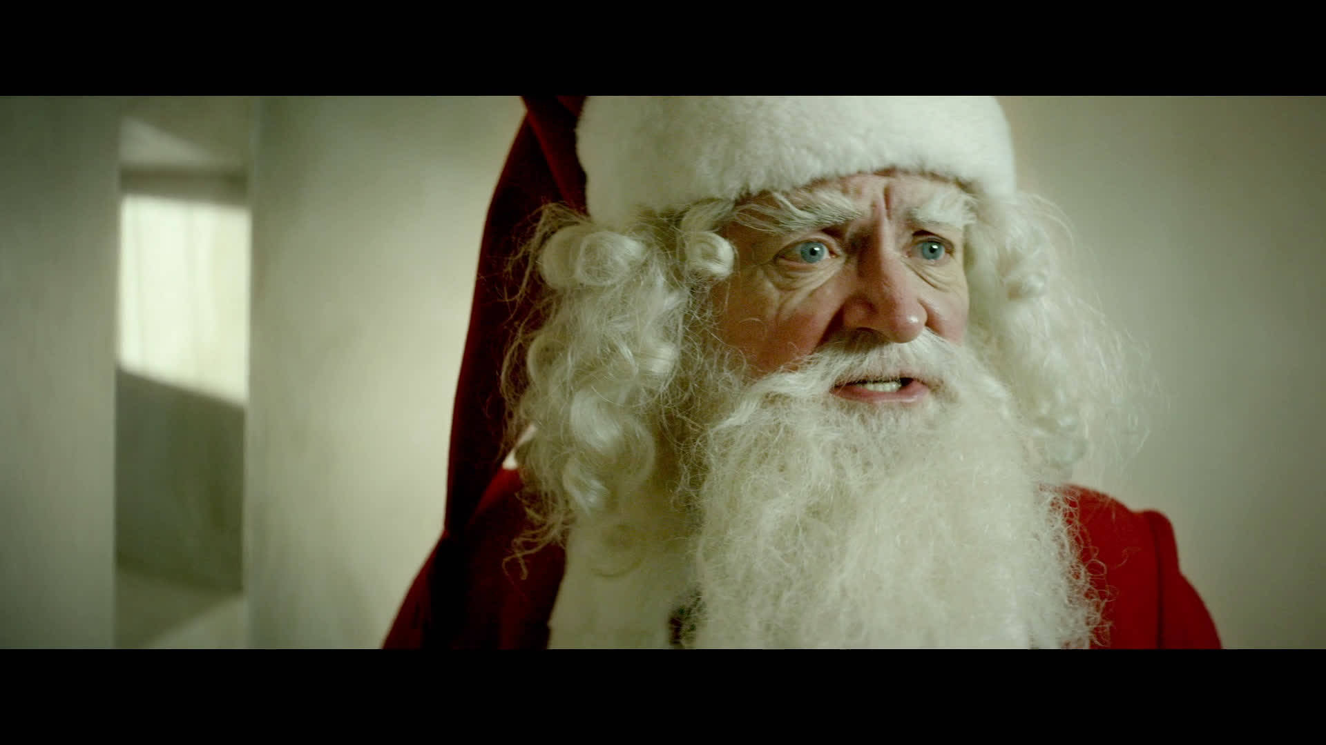 Santa Claus 桌布 壁紙 — 特寫一個逼真的聖誕老人，長長的白鬍子和紅色西裝，直視鏡頭。