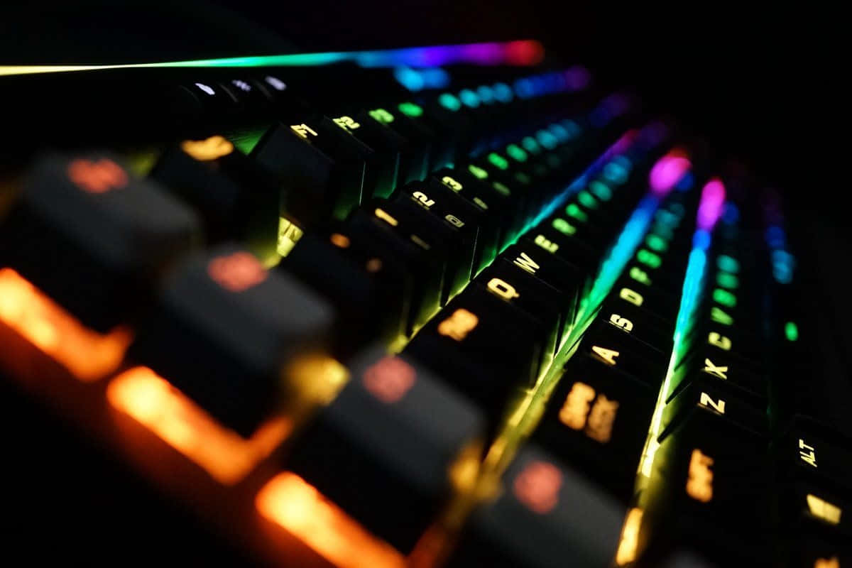 RGB 桌布 壁紙 — 特寫一個遊戲鍵盤，帶有鮮豔的彩虹背光，在黑暗背景中發光。