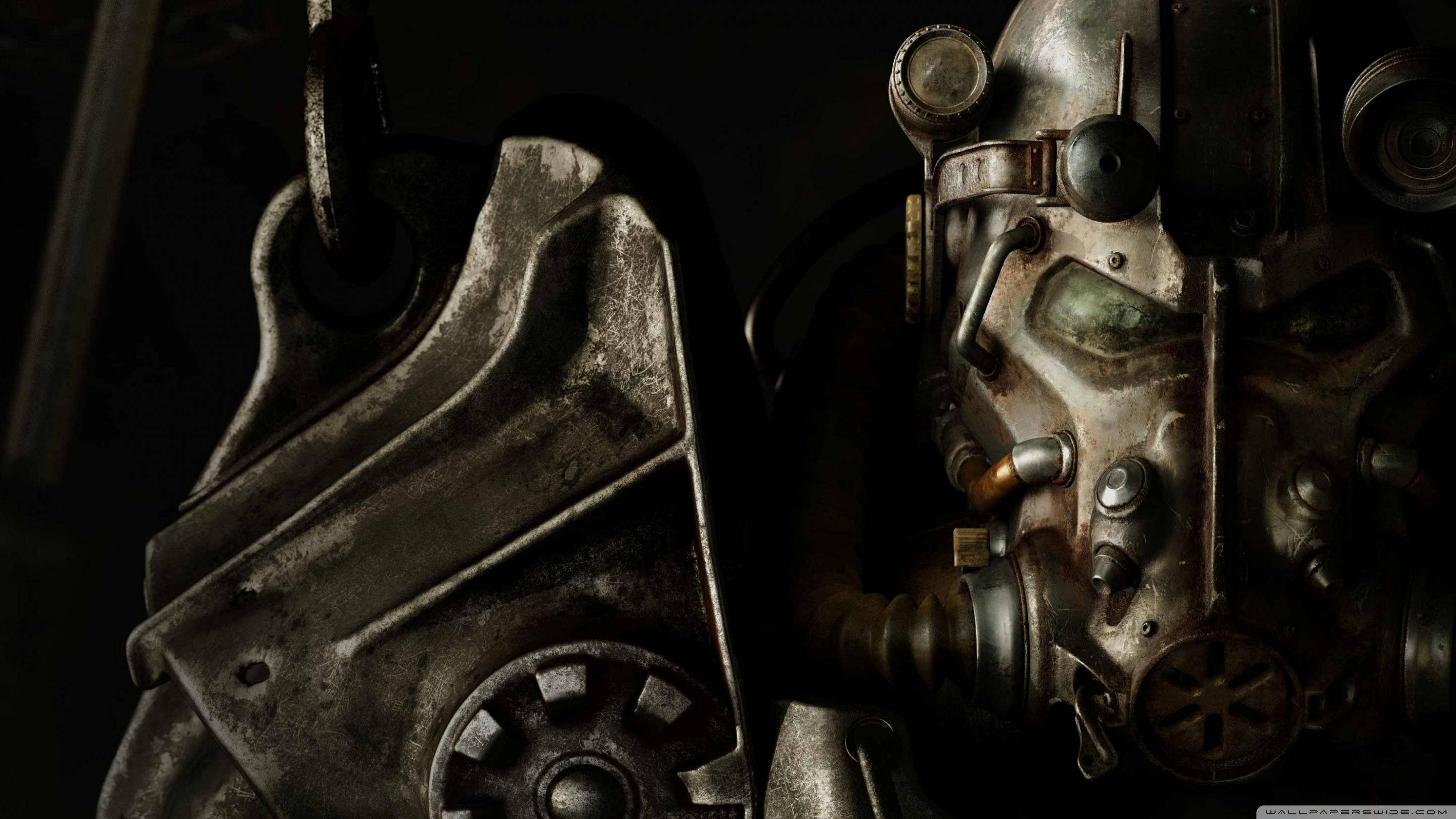 Fallout 4 桌布 壁紙 — 特寫一個風化的金屬動力裝甲頭盔，帶有發光綠色護目鏡，背景為深色。