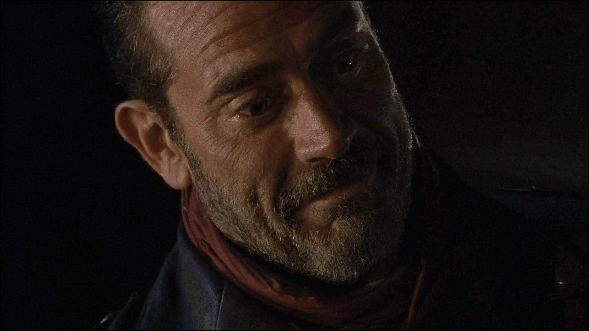 Negan 桌布 壁紙 — 特寫一個鬍鬚男，眼神銳利，在昏暗燈光下以黑色背景襯托。