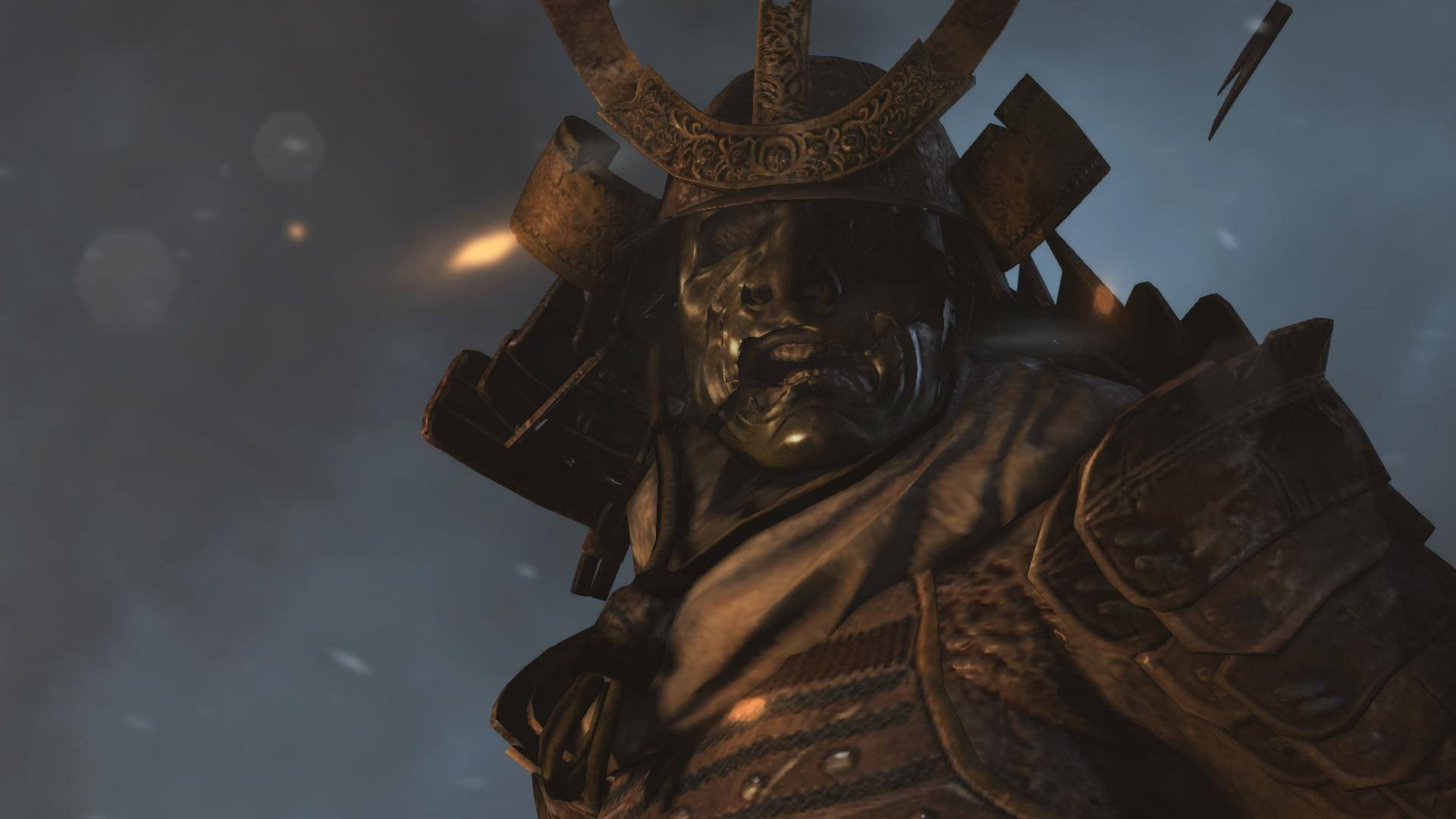 Oni 桌布 壁紙 — 特寫一名武士戰士，身穿華麗的深色盔甲，戴著威嚇面具，背景是風暴灰暗的天空。