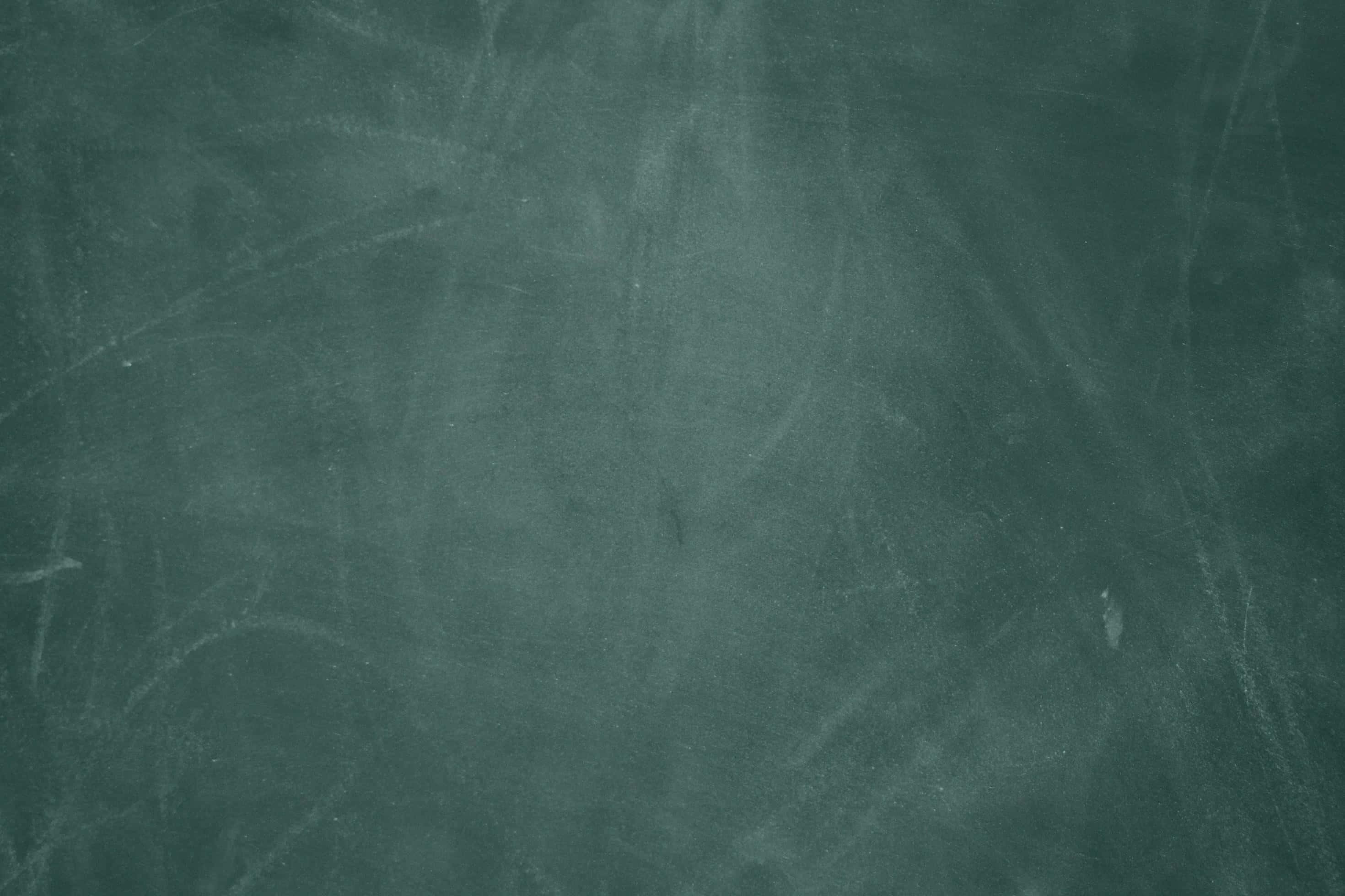 Chalkboard 桌布 壁紙 — 特寫一塊經風化的綠色黑板，帶有模糊的擦除字跡和刮痕。