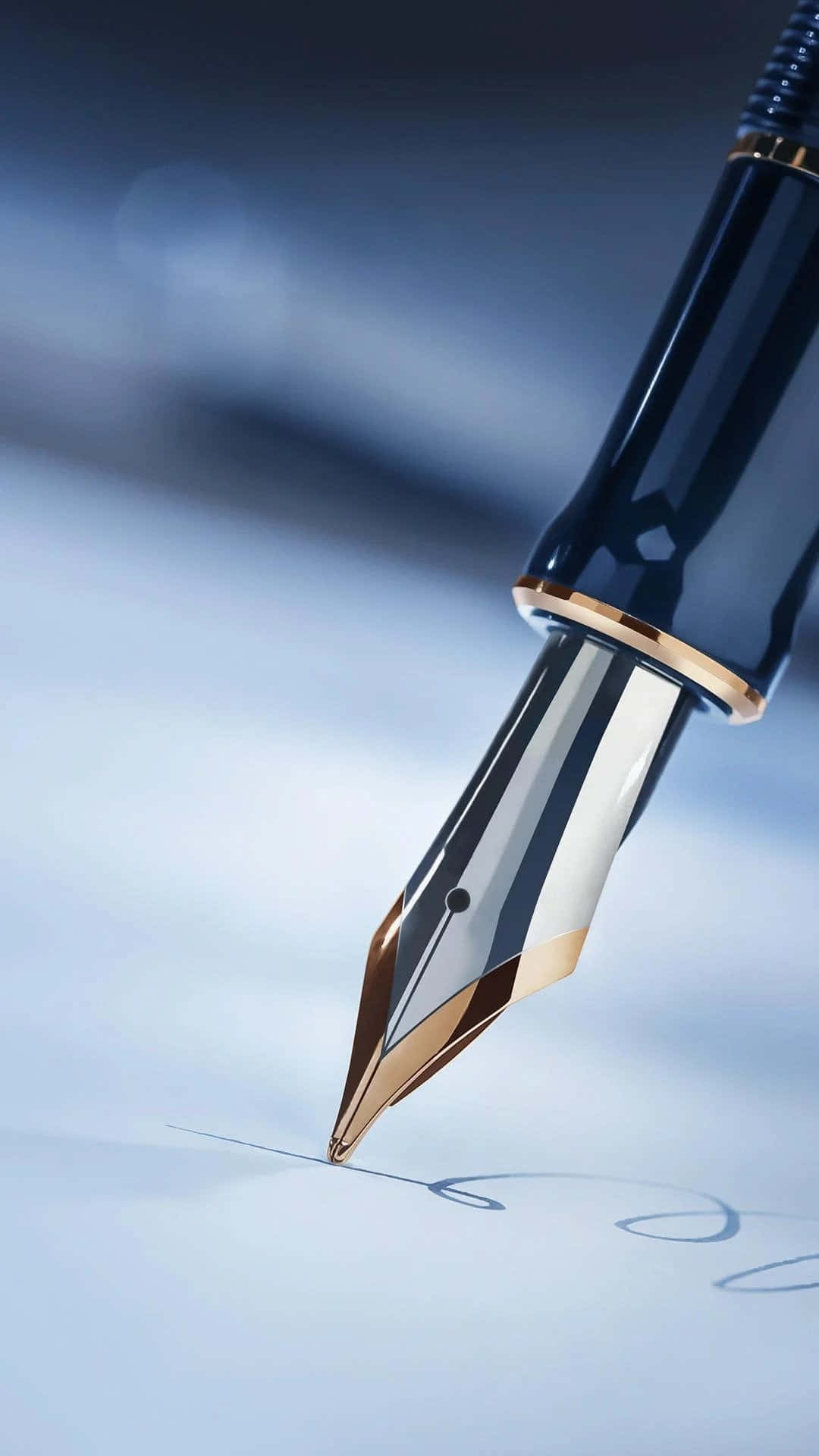 Pen 桌布 壁紙 — 特寫一支時尚的藍色鋼筆，帶有金色飾邊，在淺色紙上書寫優雅的草書，背景柔和模糊。