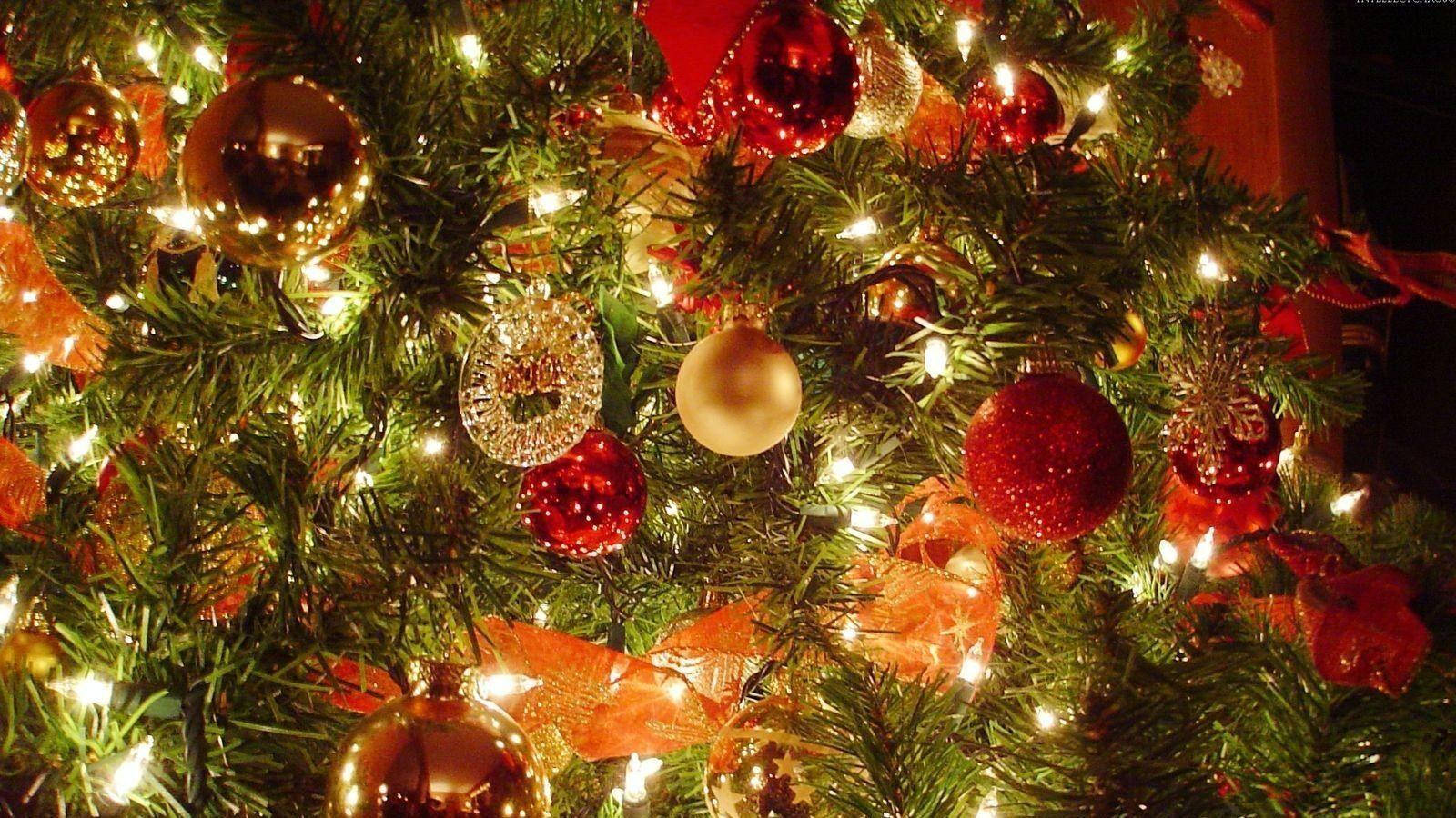 christmas laptop 桌布 壁紙 — 特寫一棵溫暖照亮的聖誕樹，裝飾著紅色、金色和銀色的飾物以及閃爍的仙女燈。