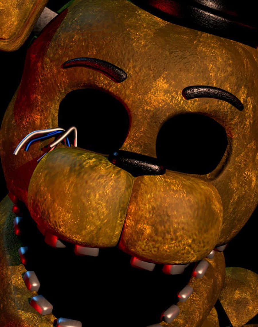 Golden Freddy 桌布 壁紙 — 特寫一隻生鏽的金色機械熊，暴露的電線和發光的紅色眼睛，背景黑暗。
