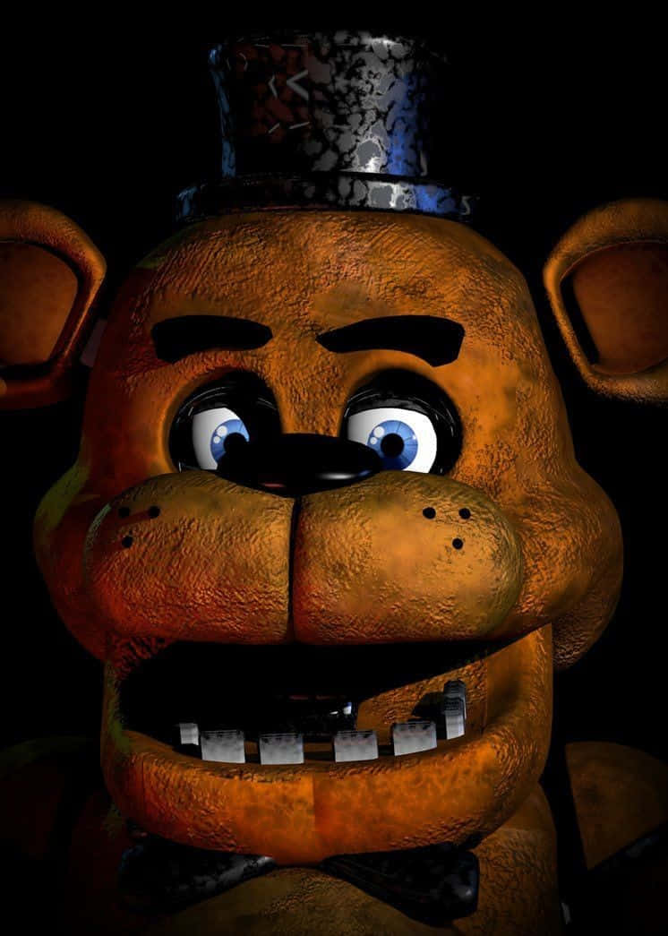 Freddy Fazbear 桌布 壁紙 — 特寫一隻破舊的棕色機械熊，有著發光的藍色眼睛和破裂的高帽，背景為黑色。