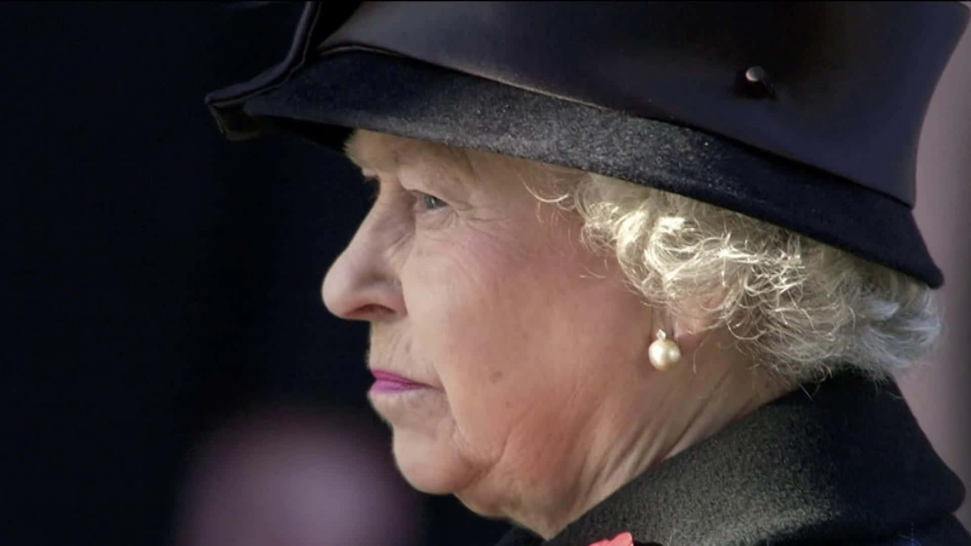 Queen Elizabeth 桌布 壁紙 — 特寫側面照，一位白髮捲髮的老婦人戴著黑色帽子和珍珠耳環，背景深色。
