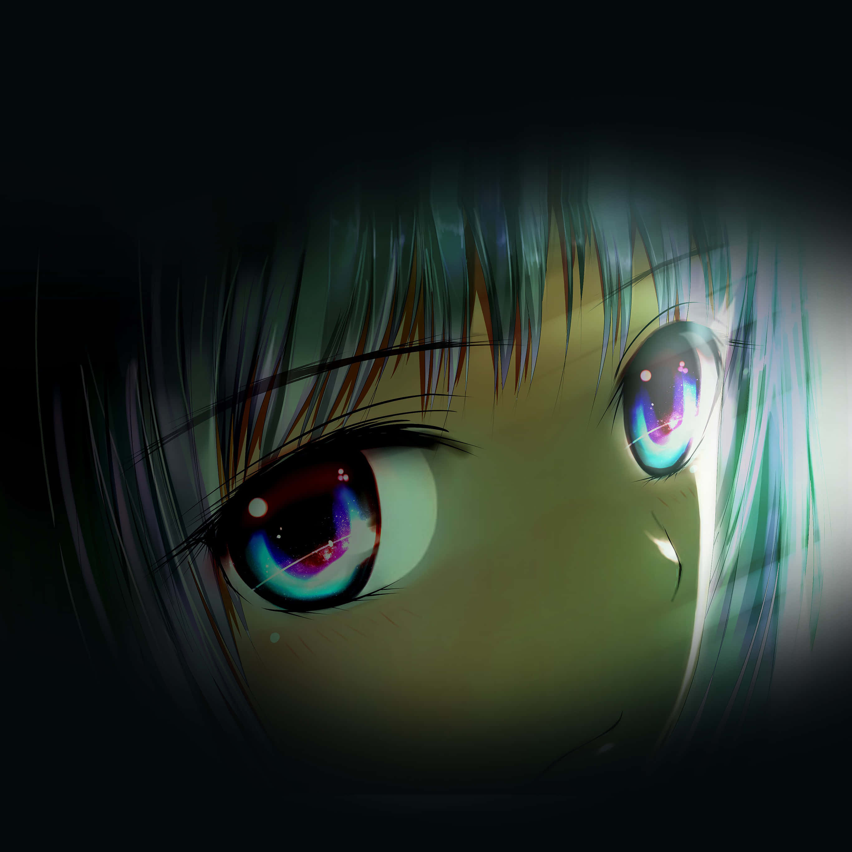 Dark Anime Girl 桌布 壁紙 — 特寫動漫女孩發光的眼睛，帶有宇宙反射和深藍綠色頭髮，背景黑暗。