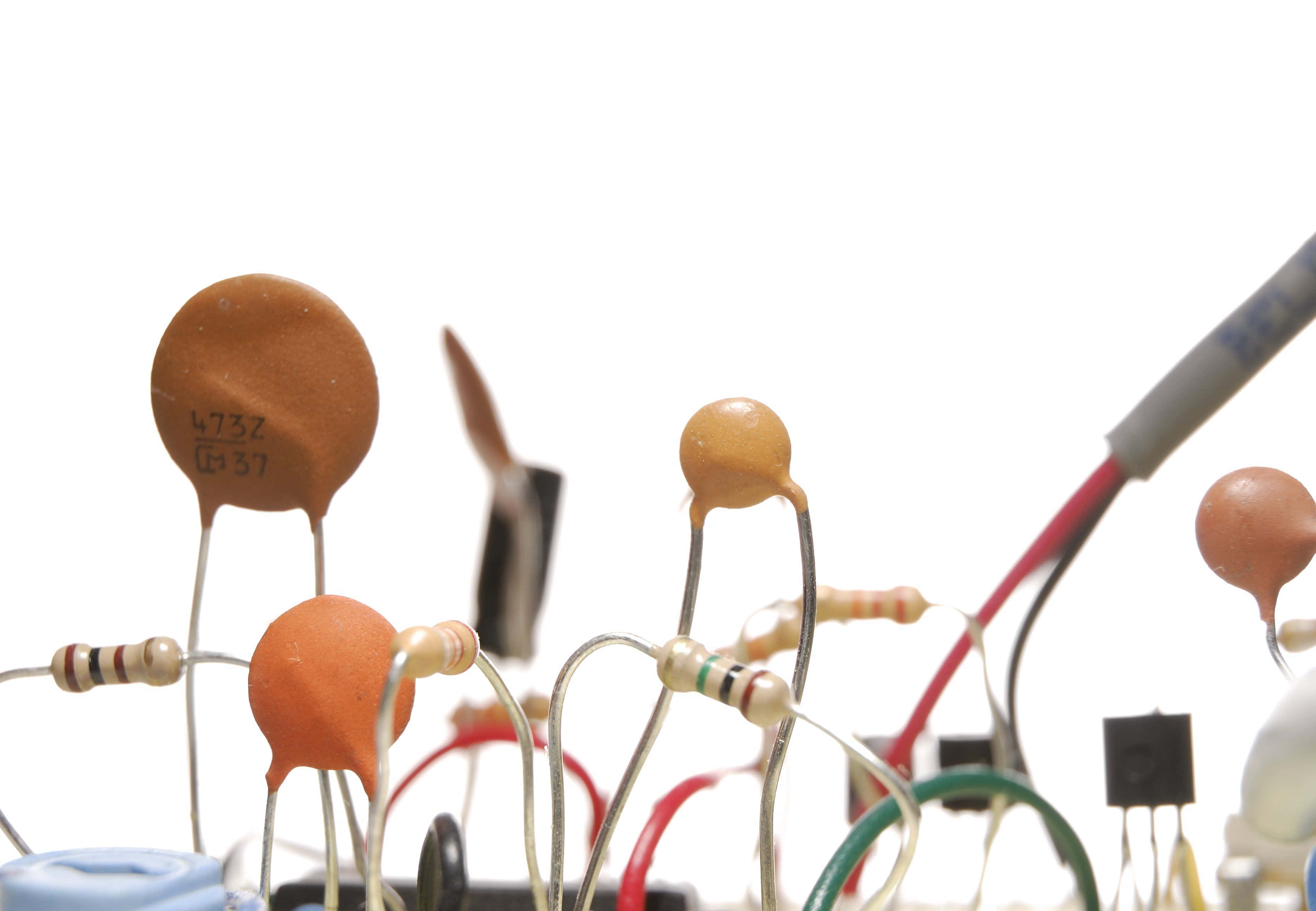 Electronic Components 桌布 壁紙 — 特寫各種電子元件，如電阻器和電容器，帶有彩色電線，背景為亮白色。