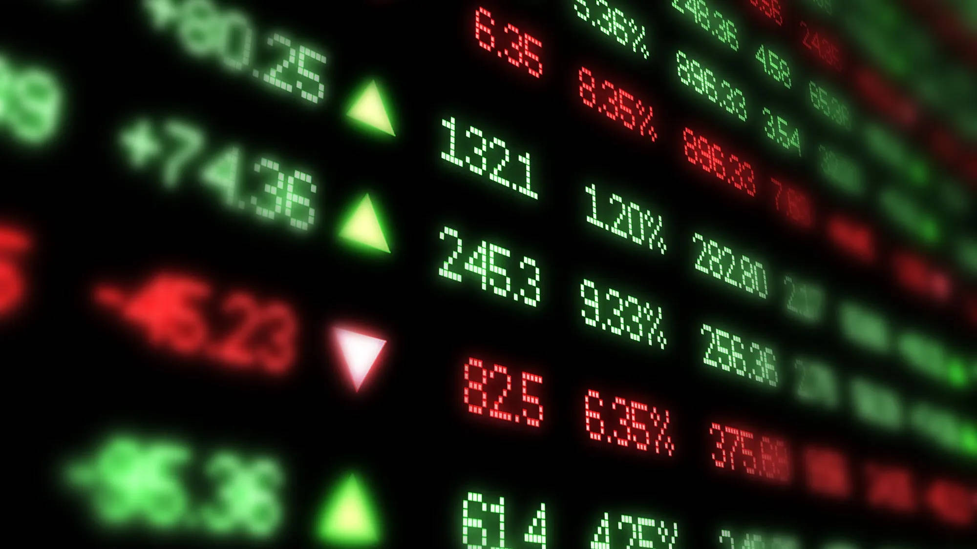 stocks 桌布 壁紙 — 特寫數位股票行情顯示器，在深色背景上顯示綠色向上箭頭和紅色向下箭頭。