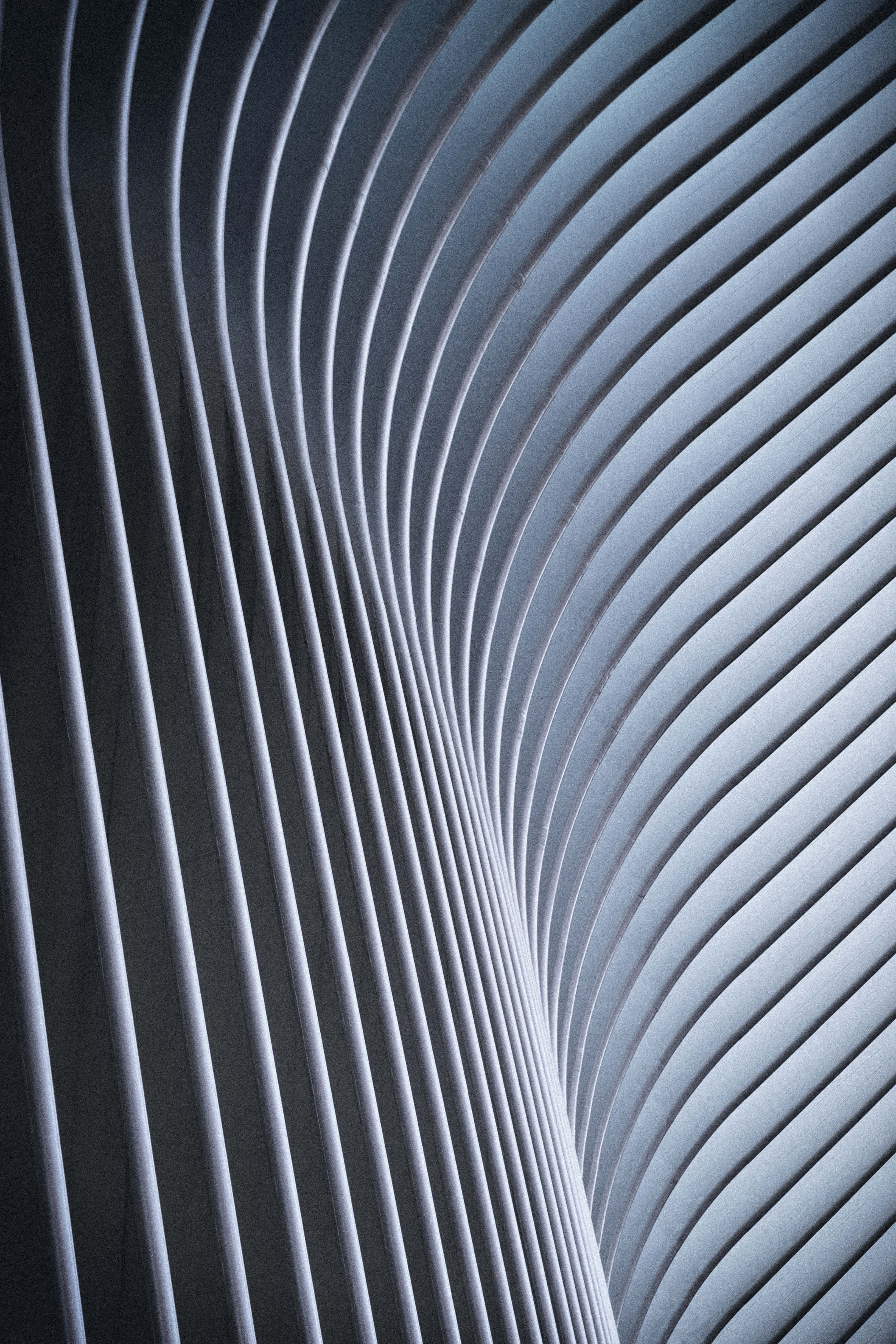 lines 桌布 壁紙 — 特寫流動彎曲的建築線條，採用冷色調的藍色和灰色，營造出現代抽象圖案。