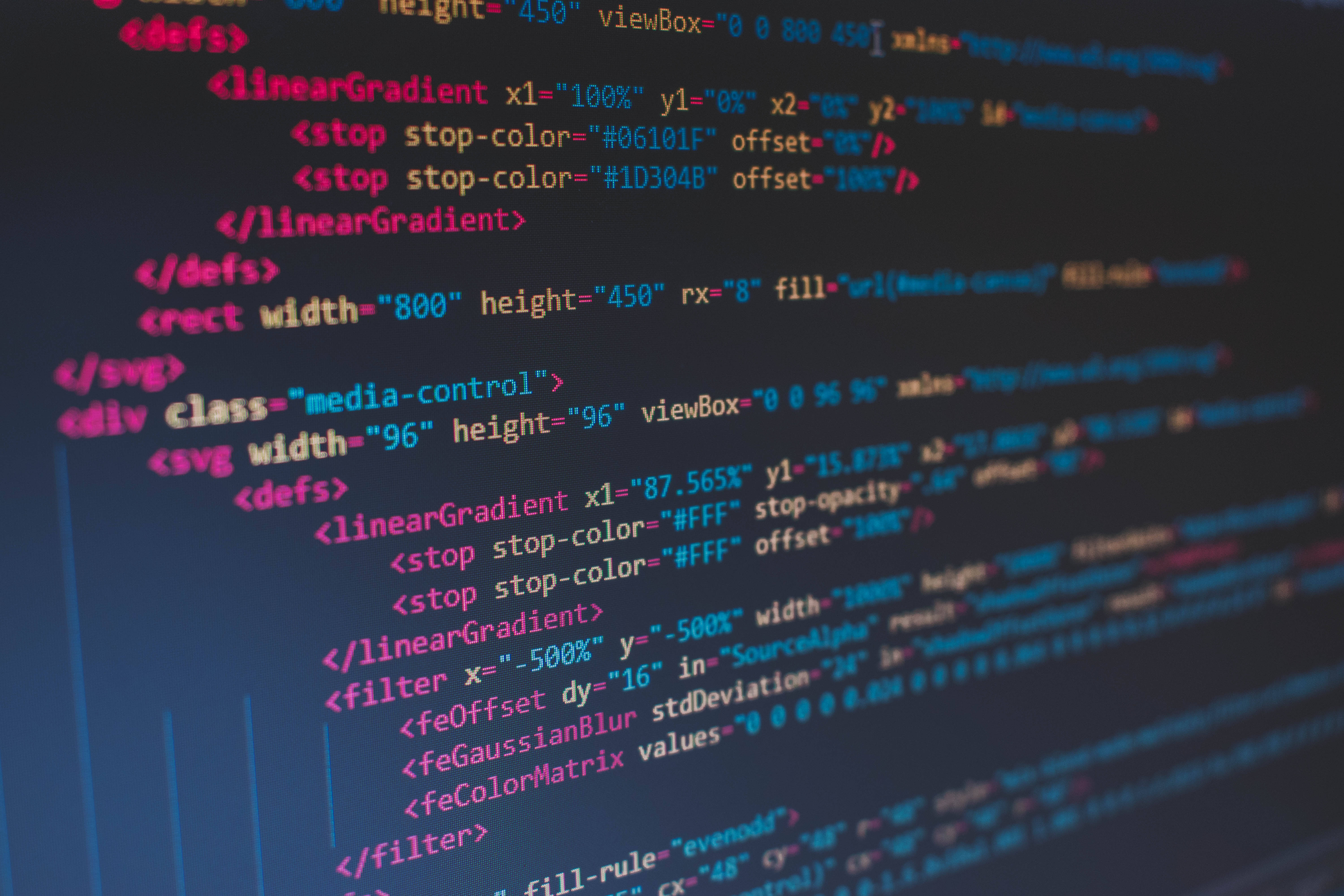 程式碼 桌布 壁紙 — 特寫發光彩色 HTML CSS 程式碼行在黑暗螢幕上，背景模糊。
