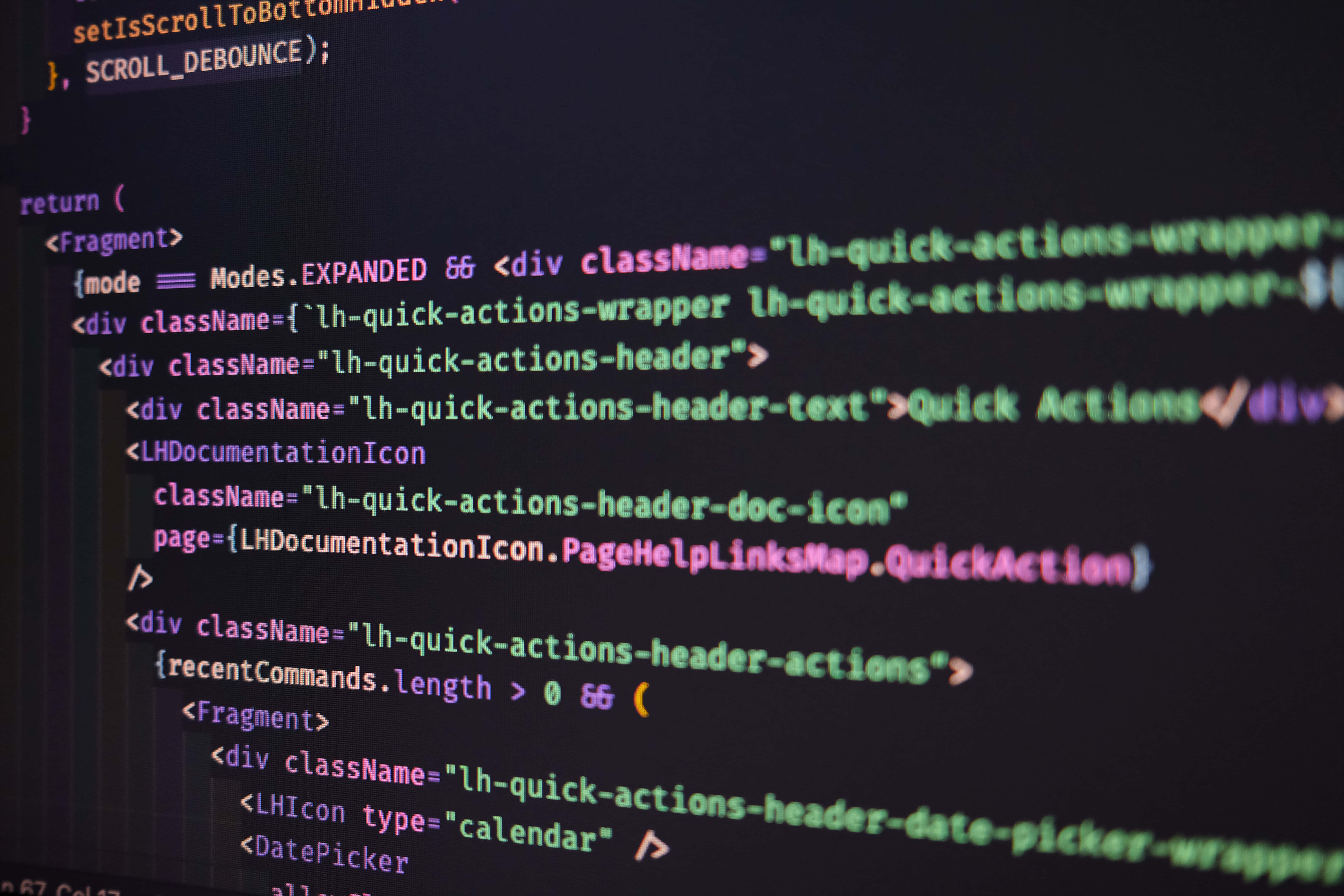 Code 桌布 壁紙 — 特寫發光彩色程式碼行在深色螢幕上，顯示 React JSX 語法及類別名稱和元件。