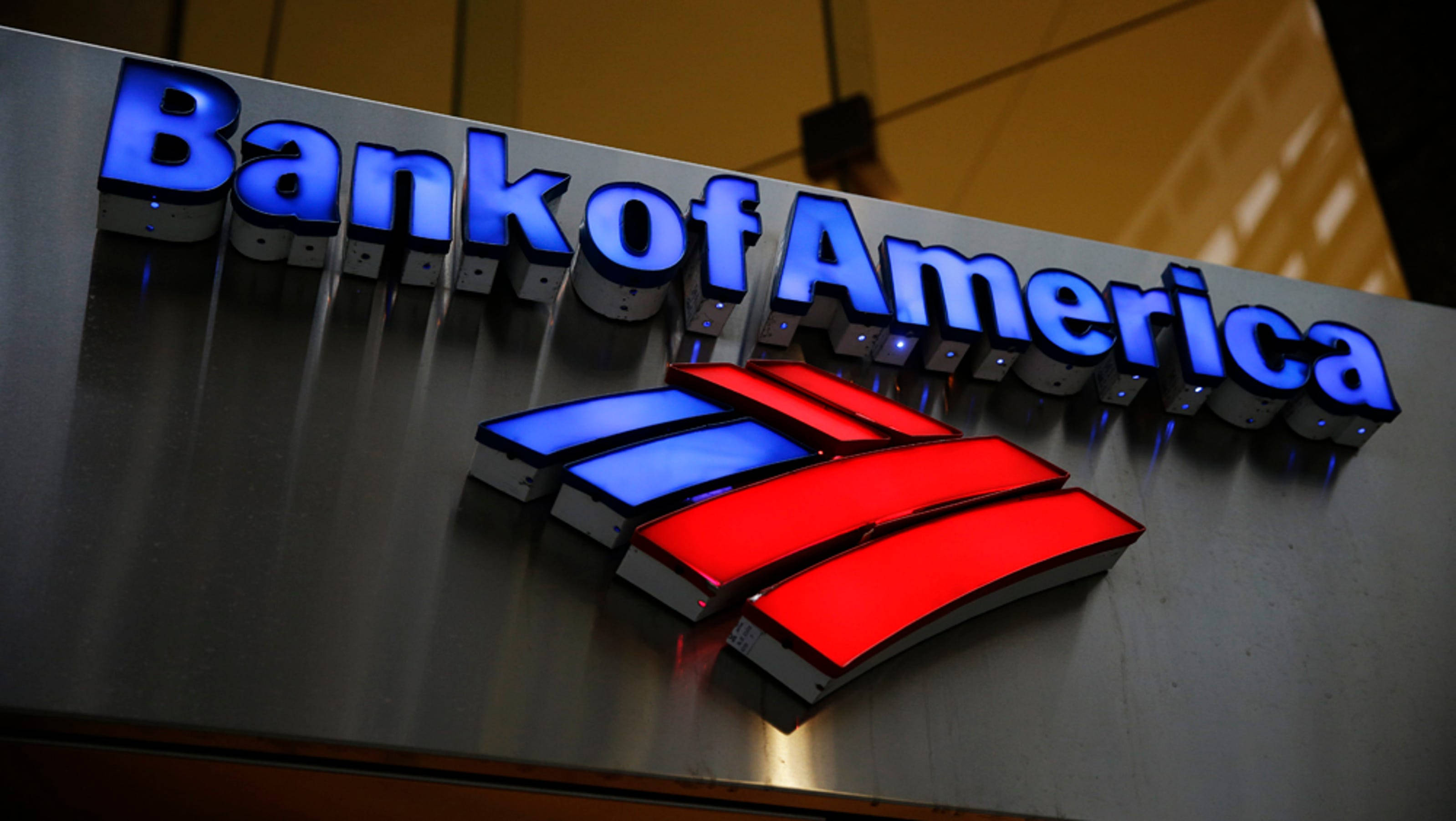 Bank 桌布 壁紙 — 特寫發光的 Bank of America 標誌，藍色字體和紅藍標誌在拉絲金屬表面上。