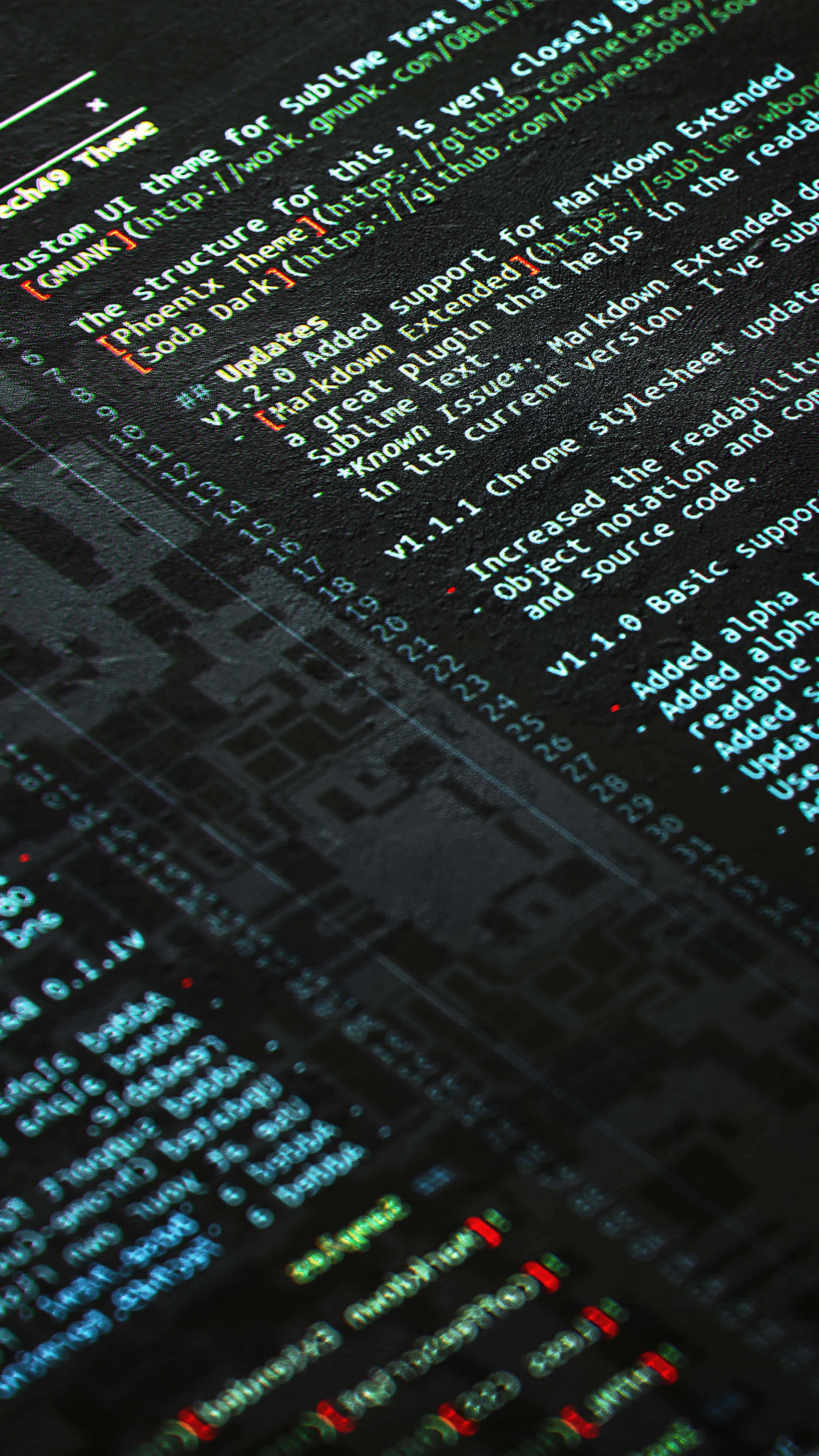 Programming 桌布 壁紙 — 特寫發光綠色和紅色程式碼行在深色紋理螢幕上，背景細節模糊。